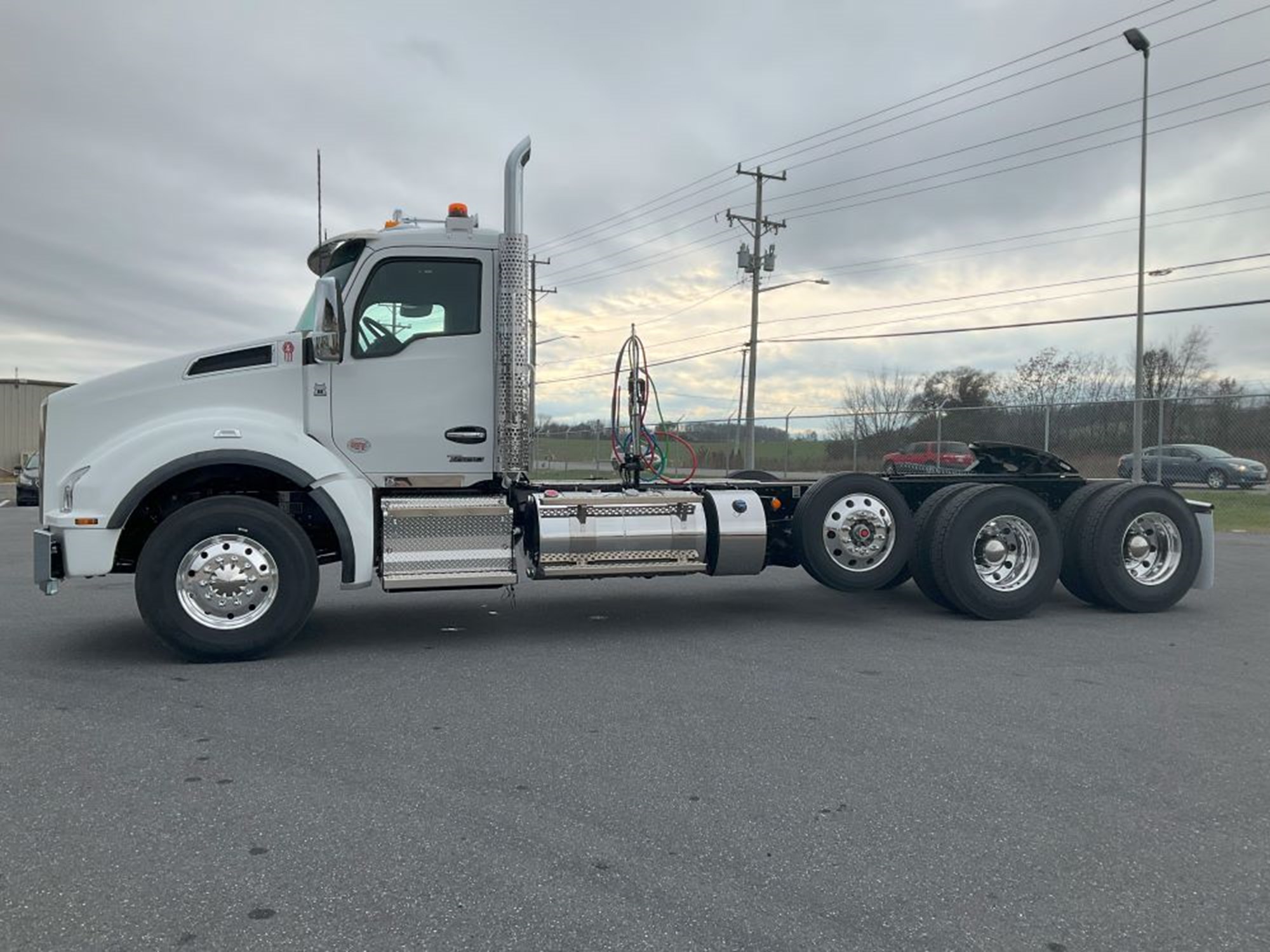 2025 Kenworth T880 - image 2 of 6