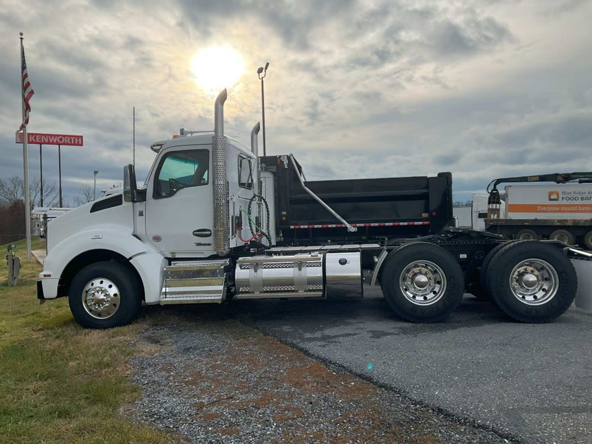 2025 Kenworth T880 - image 1 of 6