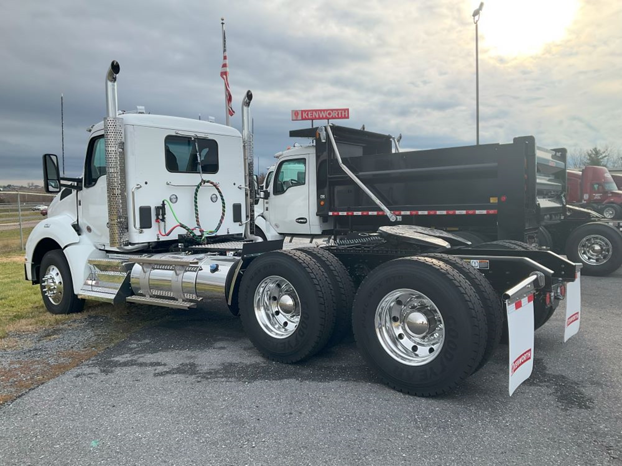 2025 Kenworth T880 - image 2 of 6