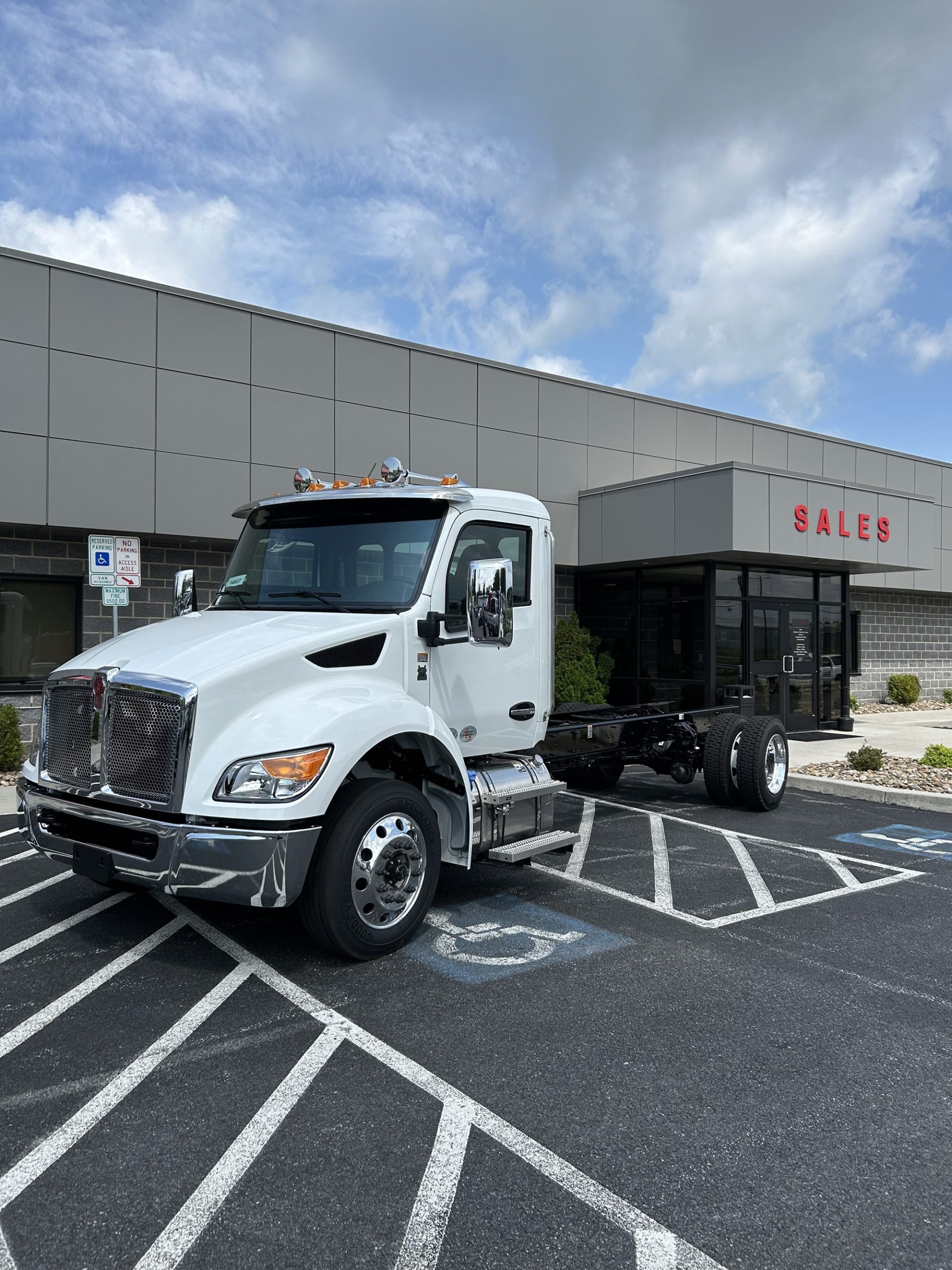 2025 Kenworth T280 - image 1 of 6