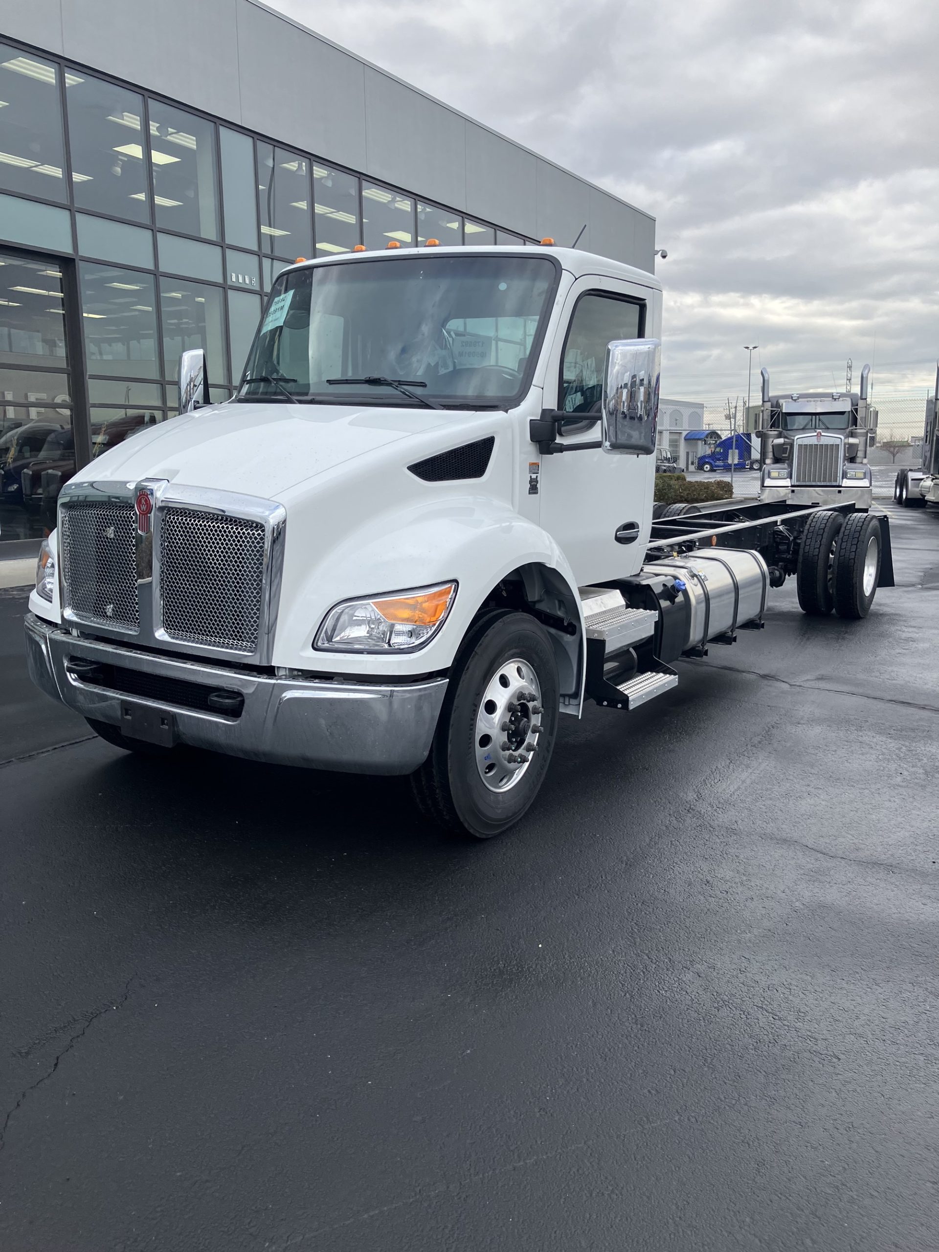 2025 Kenworth T280 - image 1 of 6