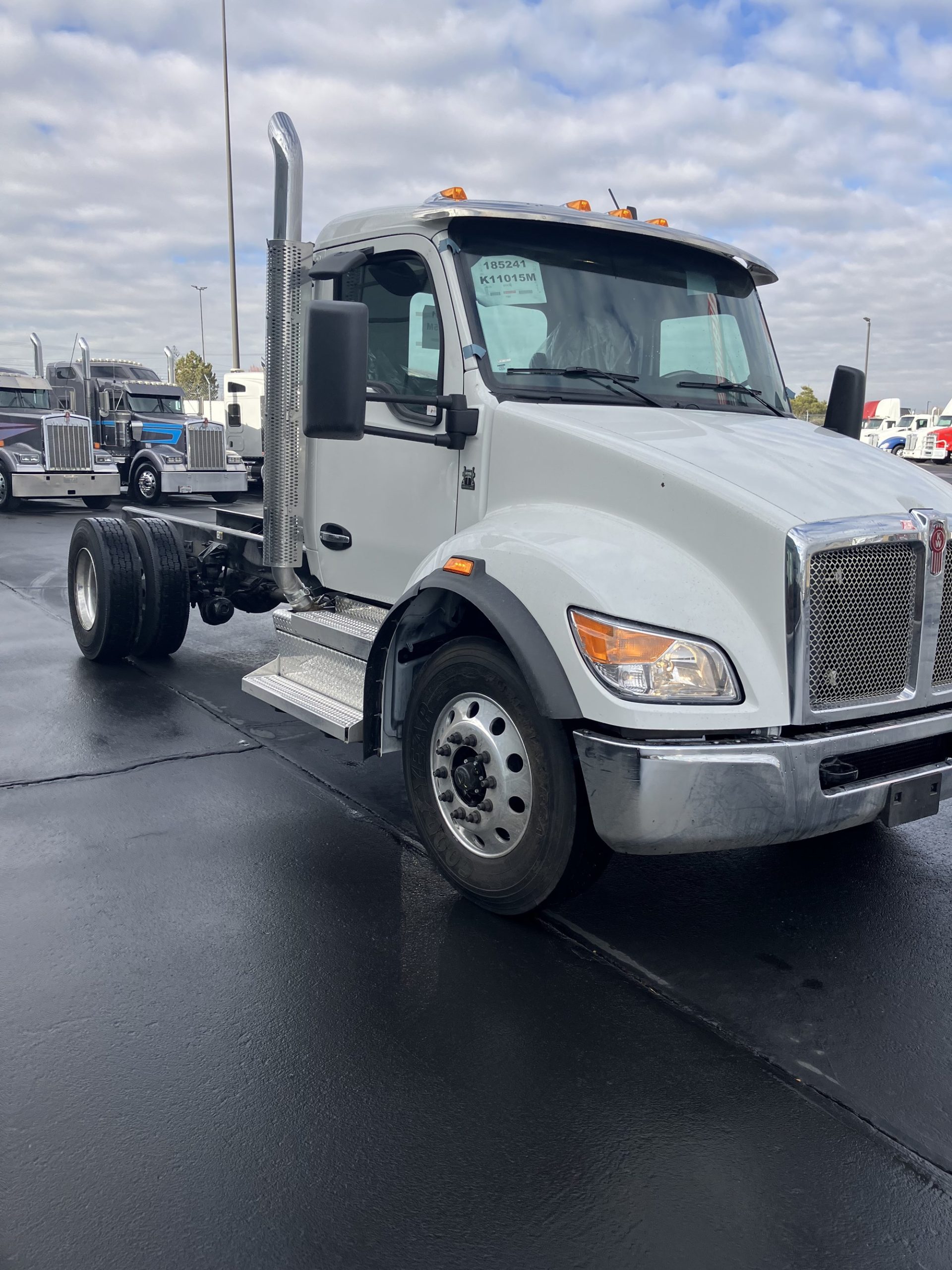 2025 Kenworth T380 - image 2 of 6