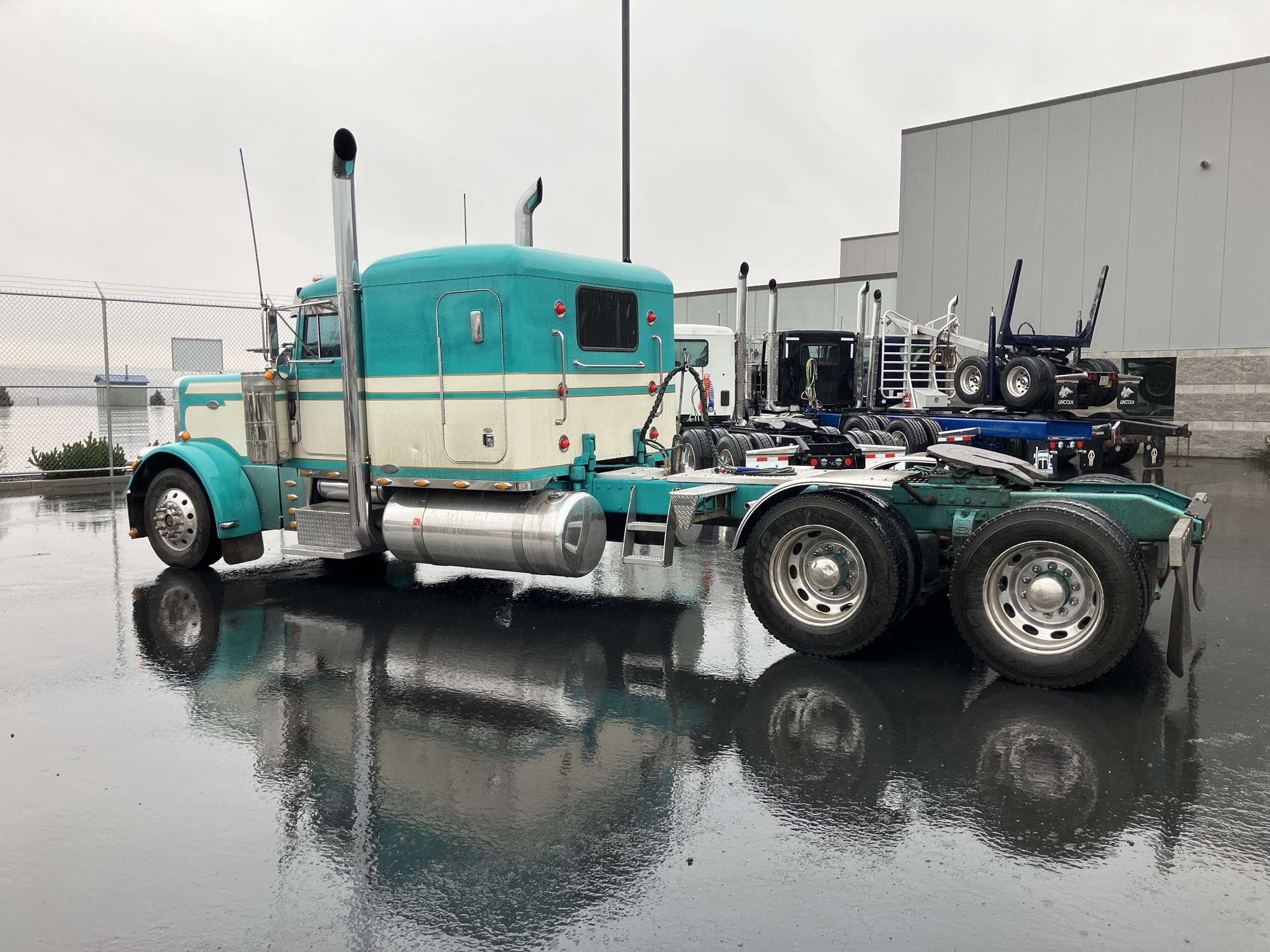 2005 Peterbilt 379 - image 3 of 6