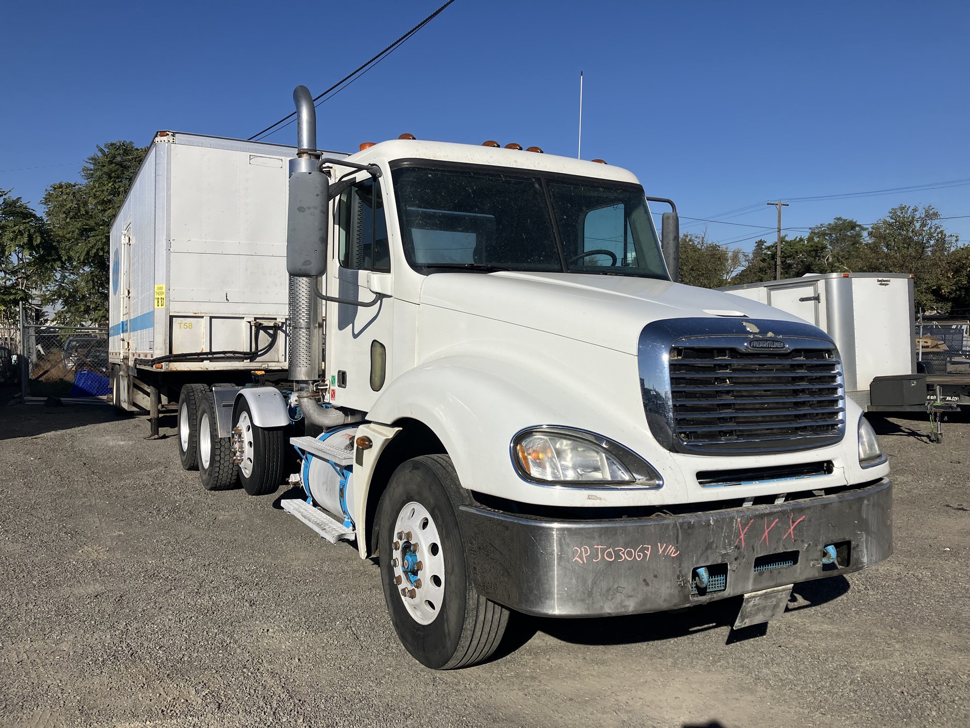 2005 Freightliner Columbia - image 2 of 5