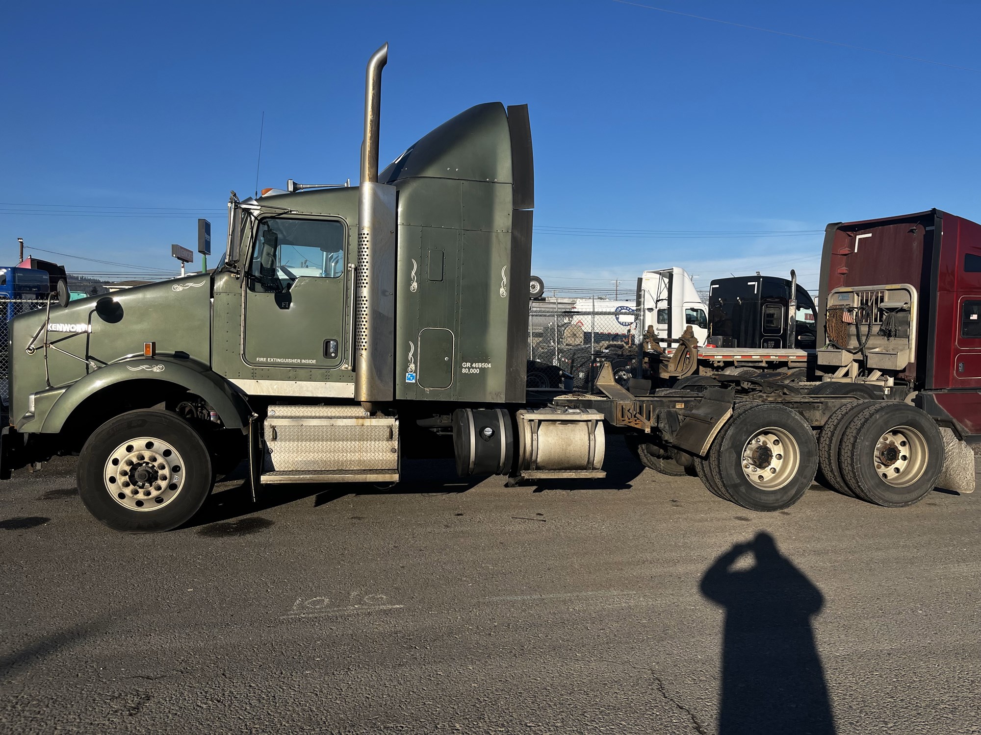 2016 Kenworth T800 - image 2 of 6