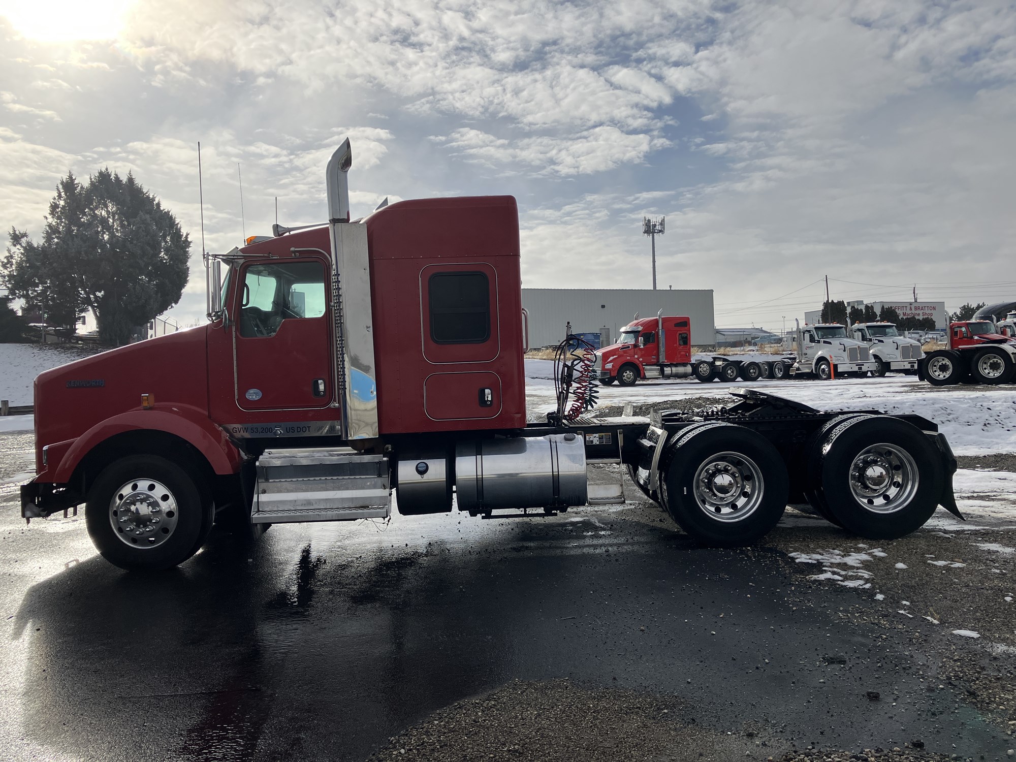 2018 Kenworth T800 - image 2 of 6