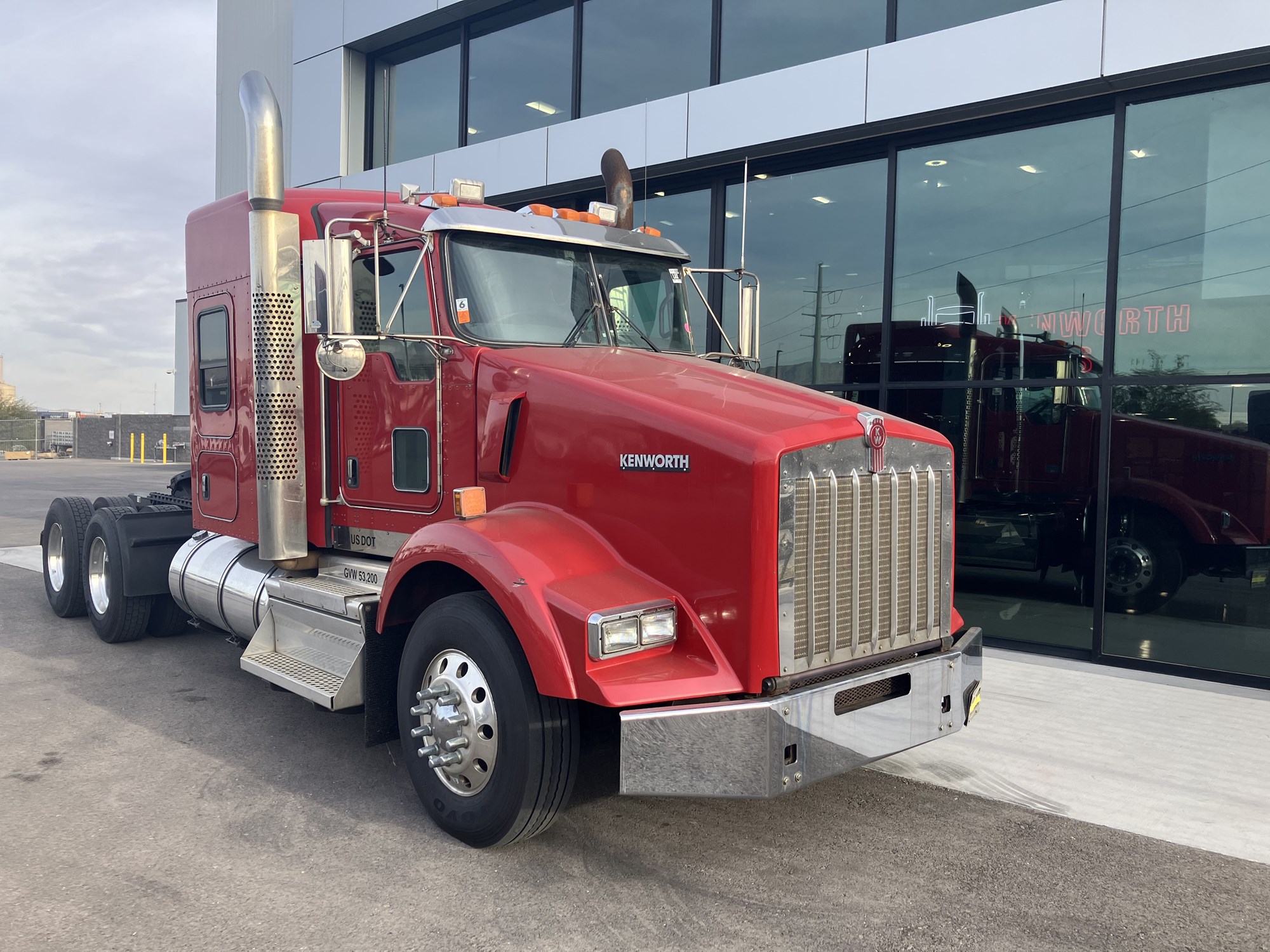 2019 Kenworth T800 - image 2 of 6