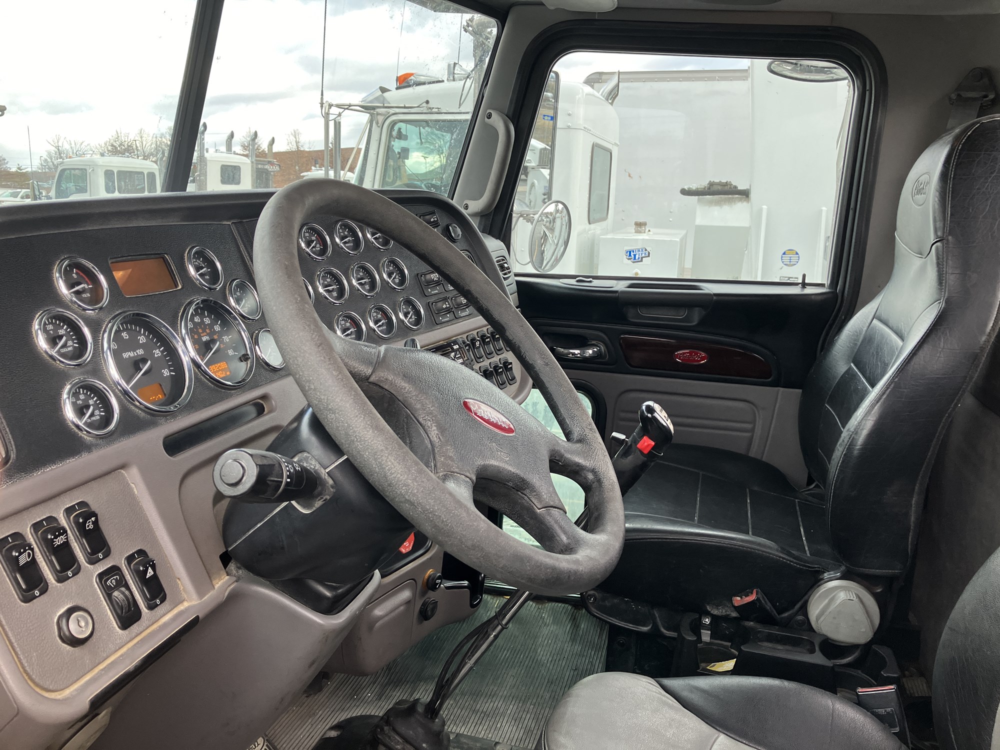 2020 Peterbilt 389 - image 2 of 5