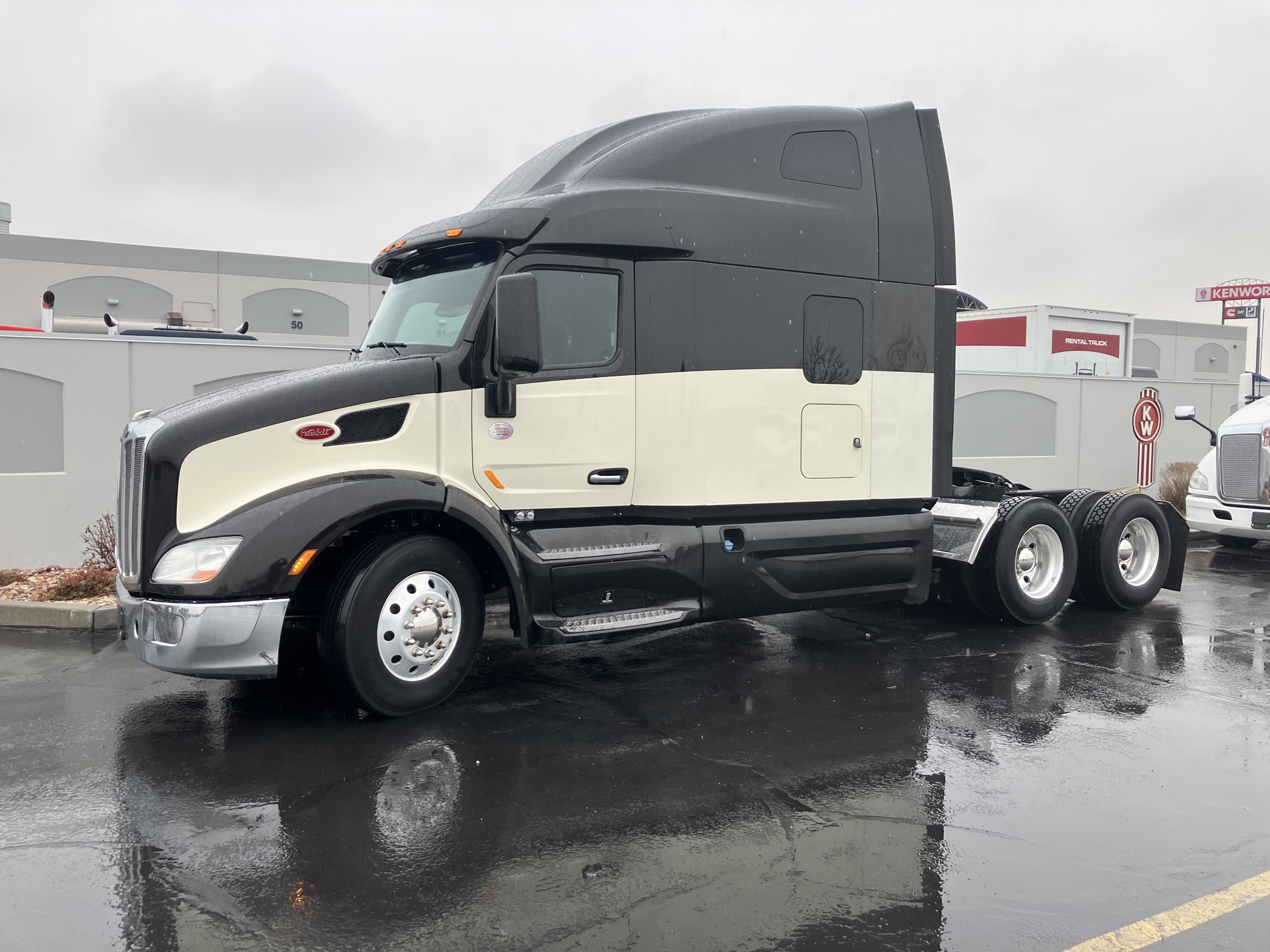 2020 Peterbilt 579 - image 1 of 6