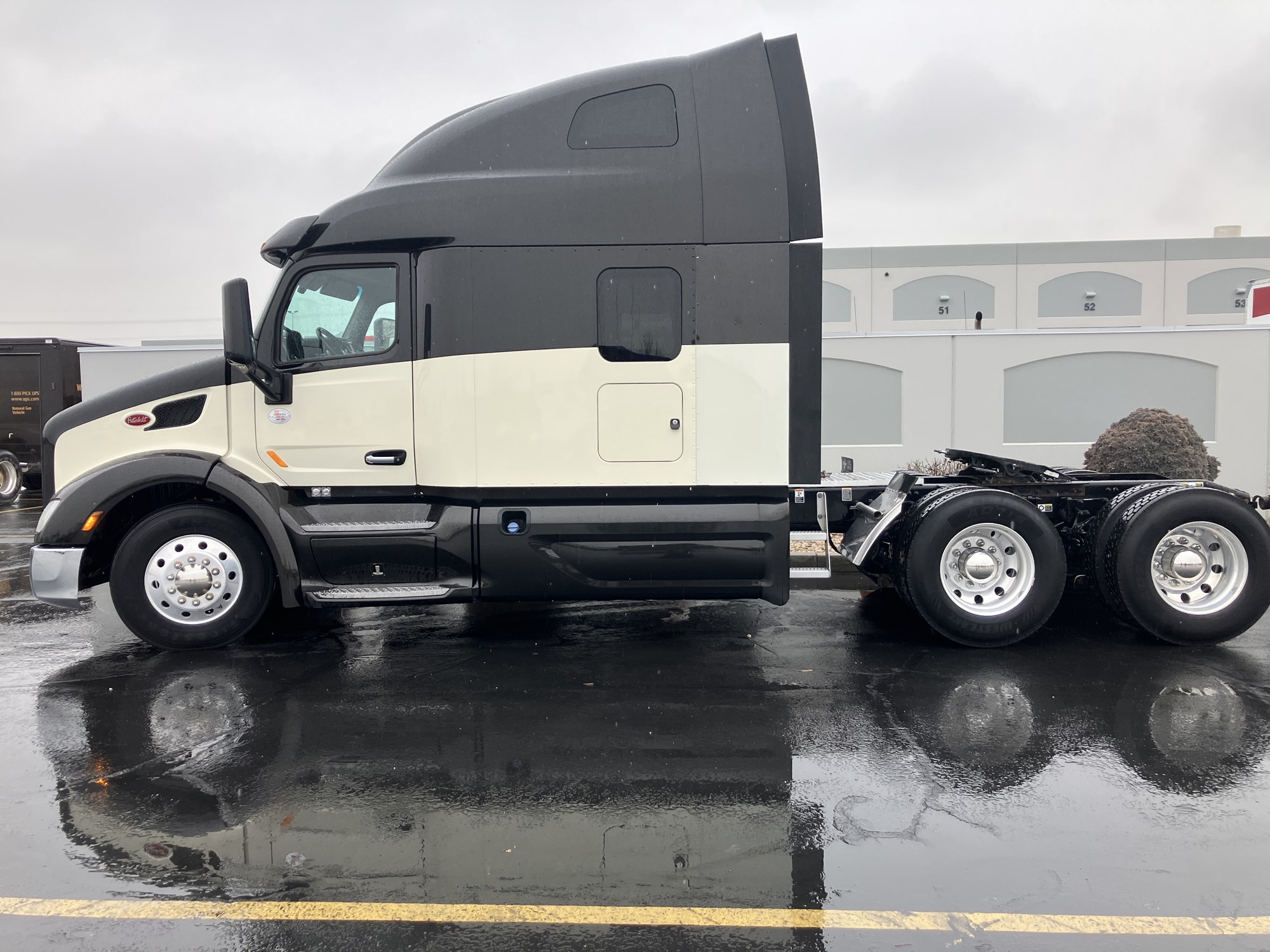 2020 Peterbilt 579 - image 2 of 6