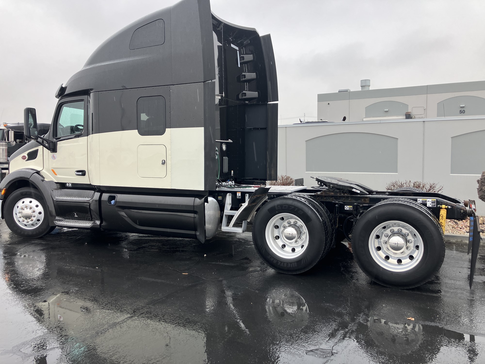 2020 Peterbilt 579 - image 3 of 6