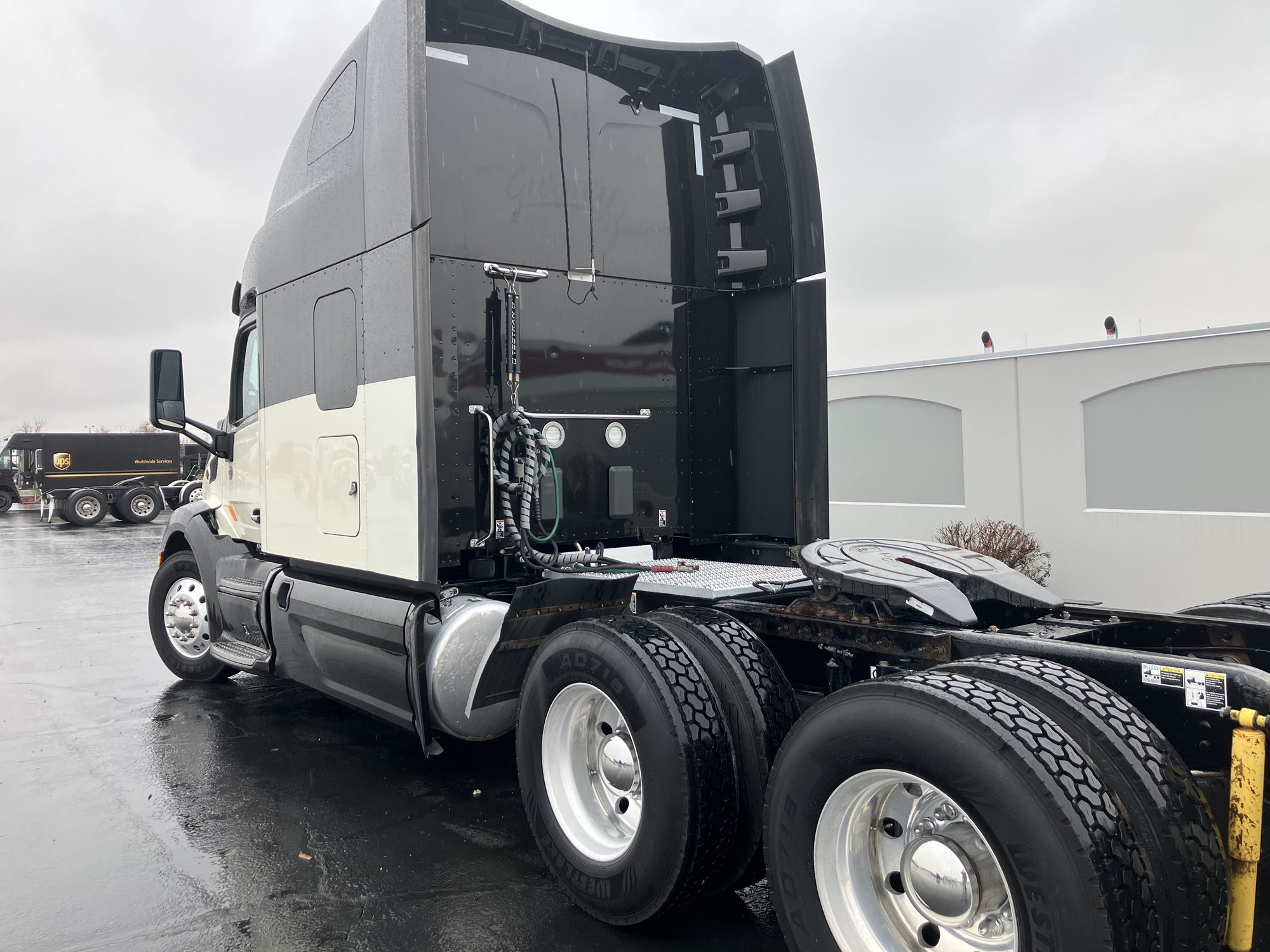 2020 Peterbilt 579 - image 4 of 6