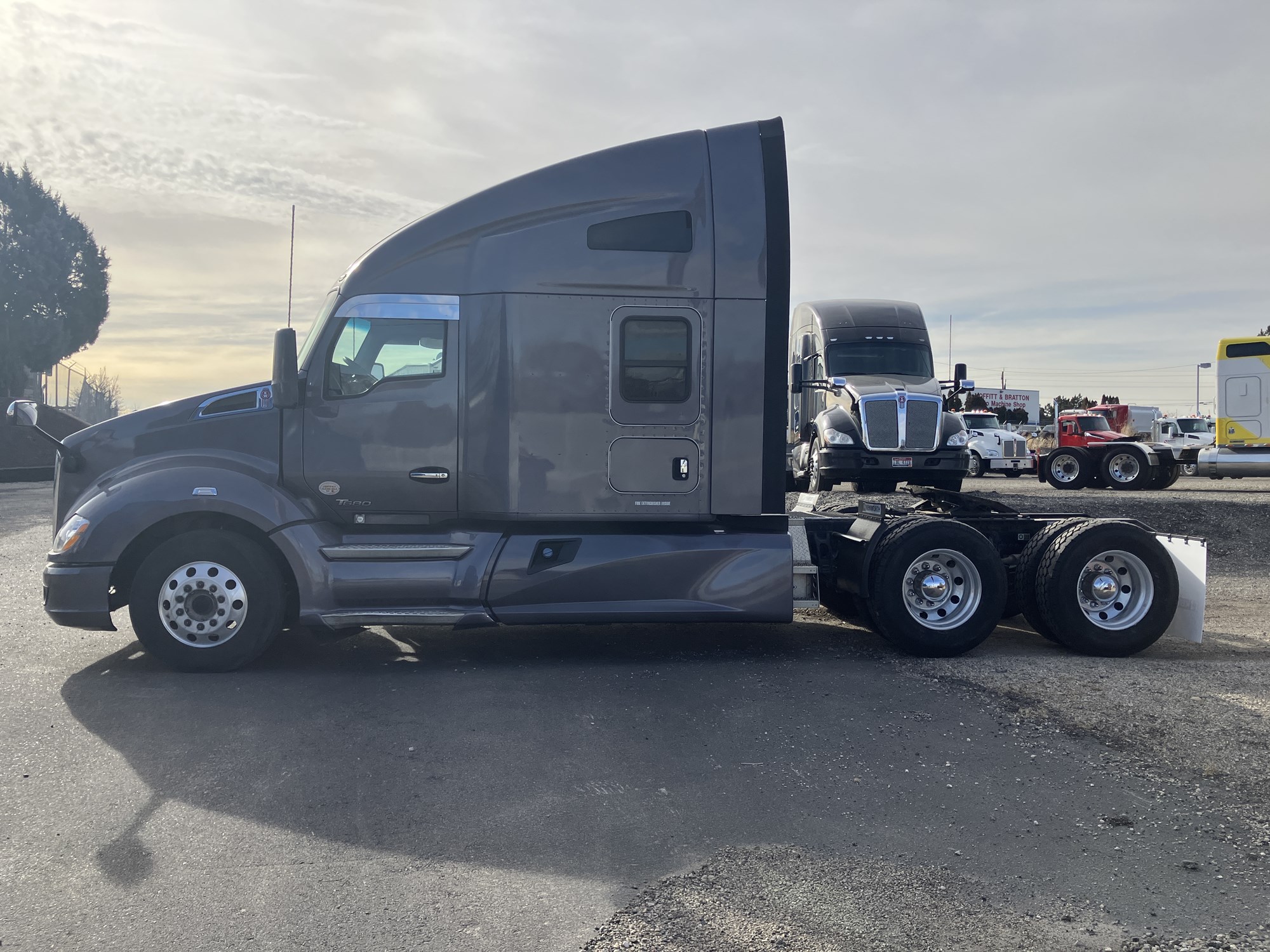 2020 Kenworth T680 - image 2 of 6