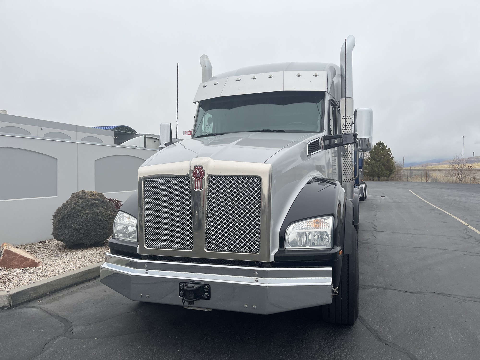 2020 Kenworth T880 - image 2 of 6