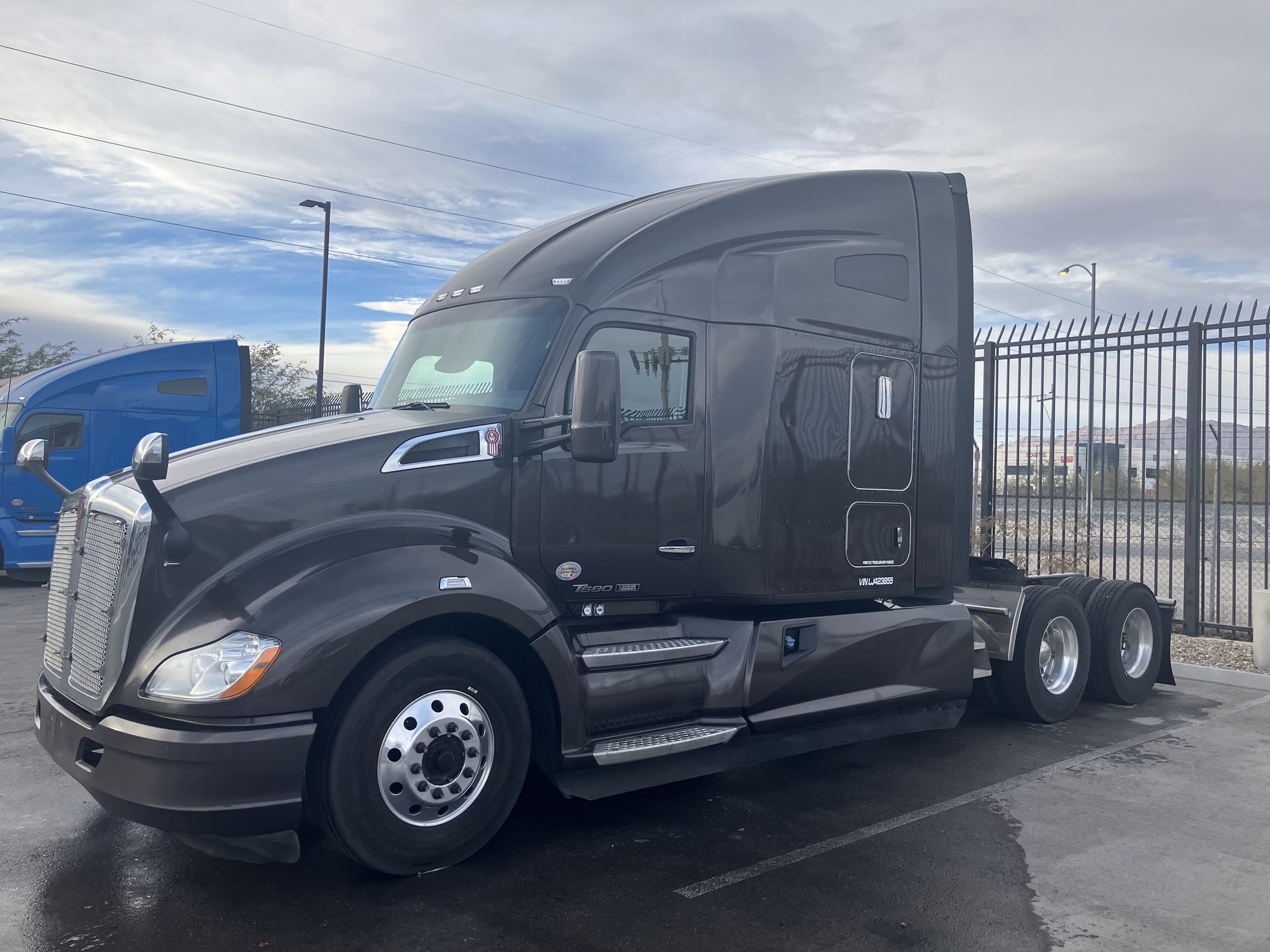 2020 Kenworth T680 - image 3 of 6