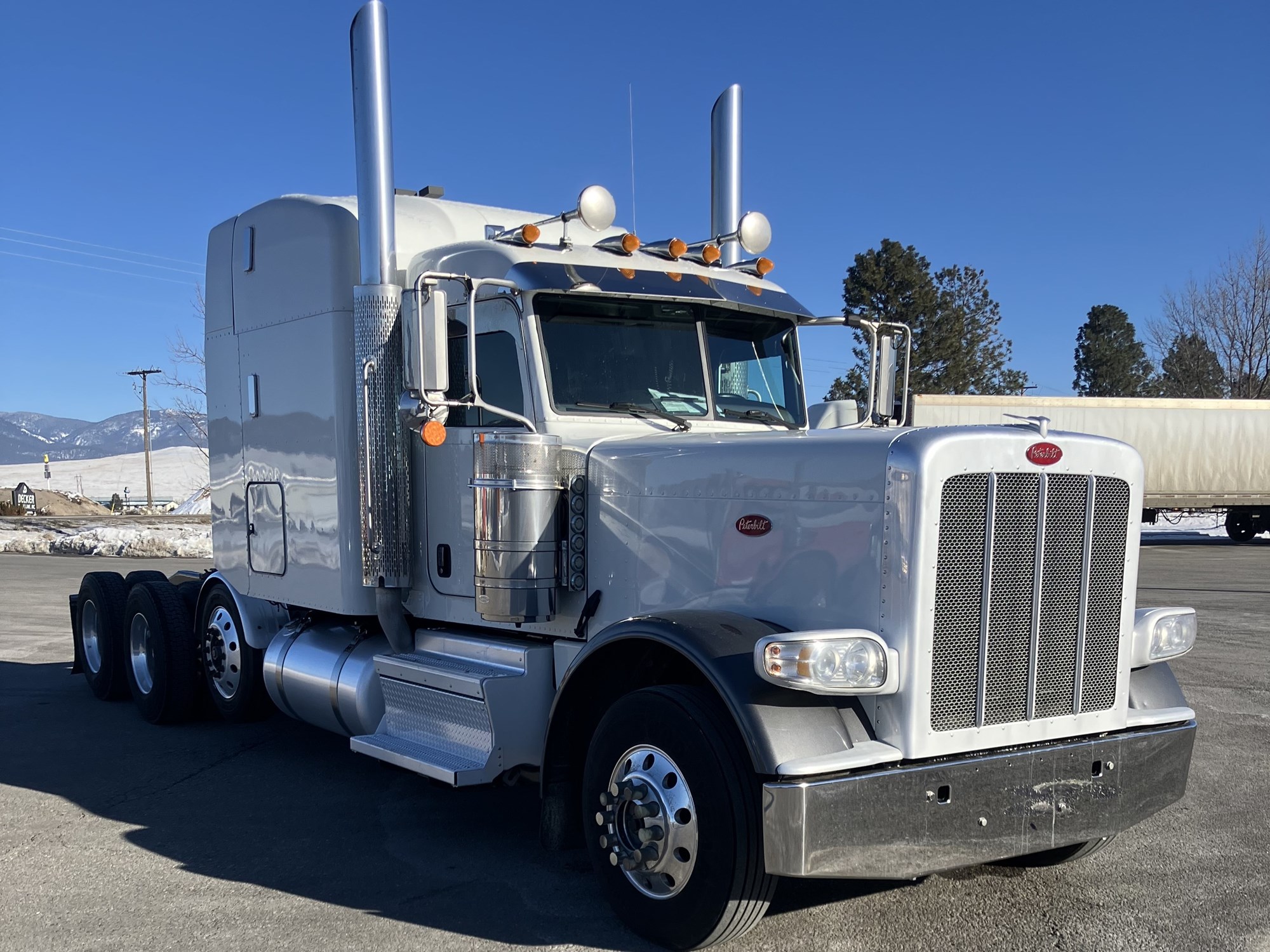 2021 Peterbilt 389 - image 2 of 6