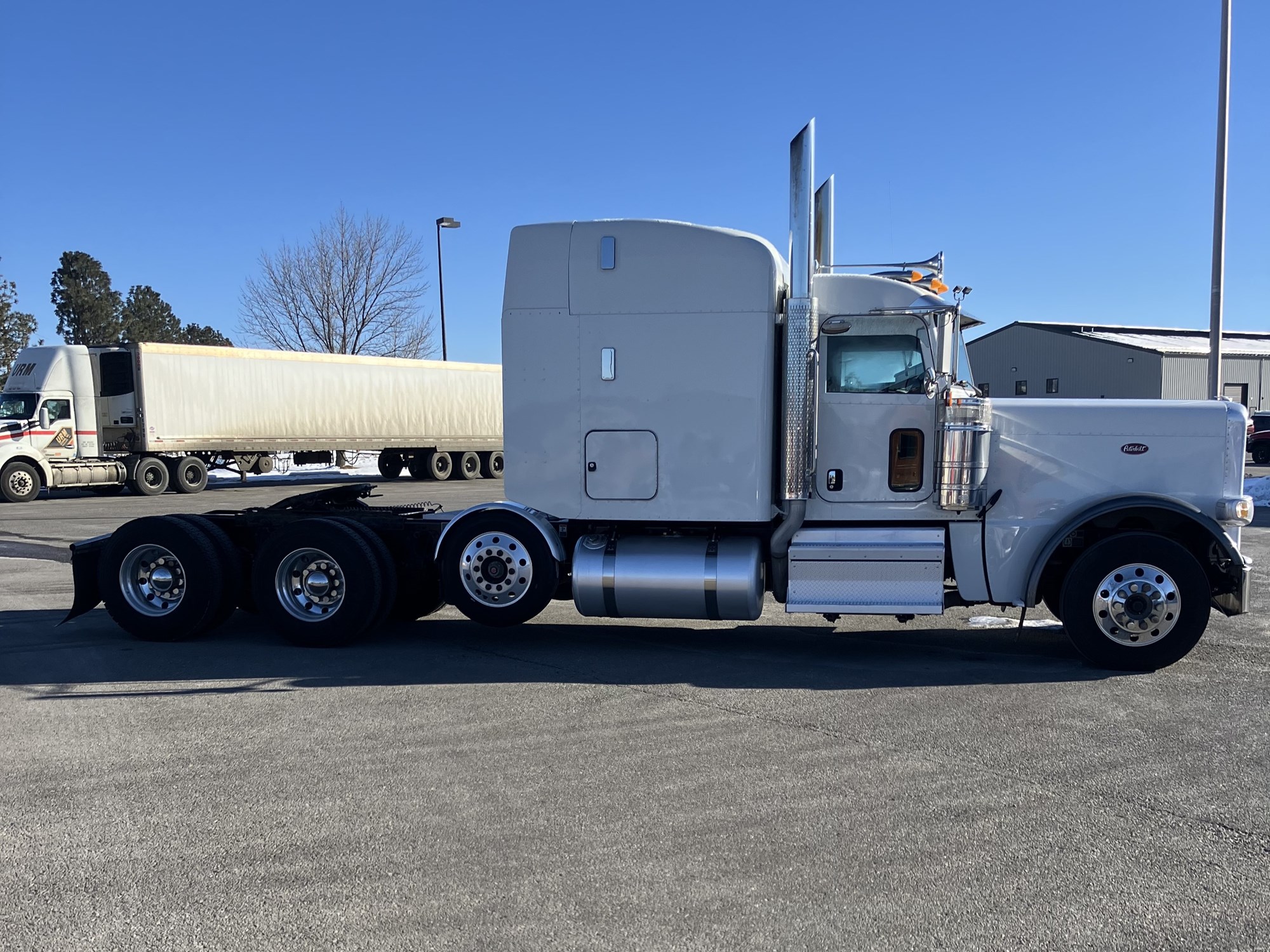 2021 Peterbilt 389 - image 3 of 6