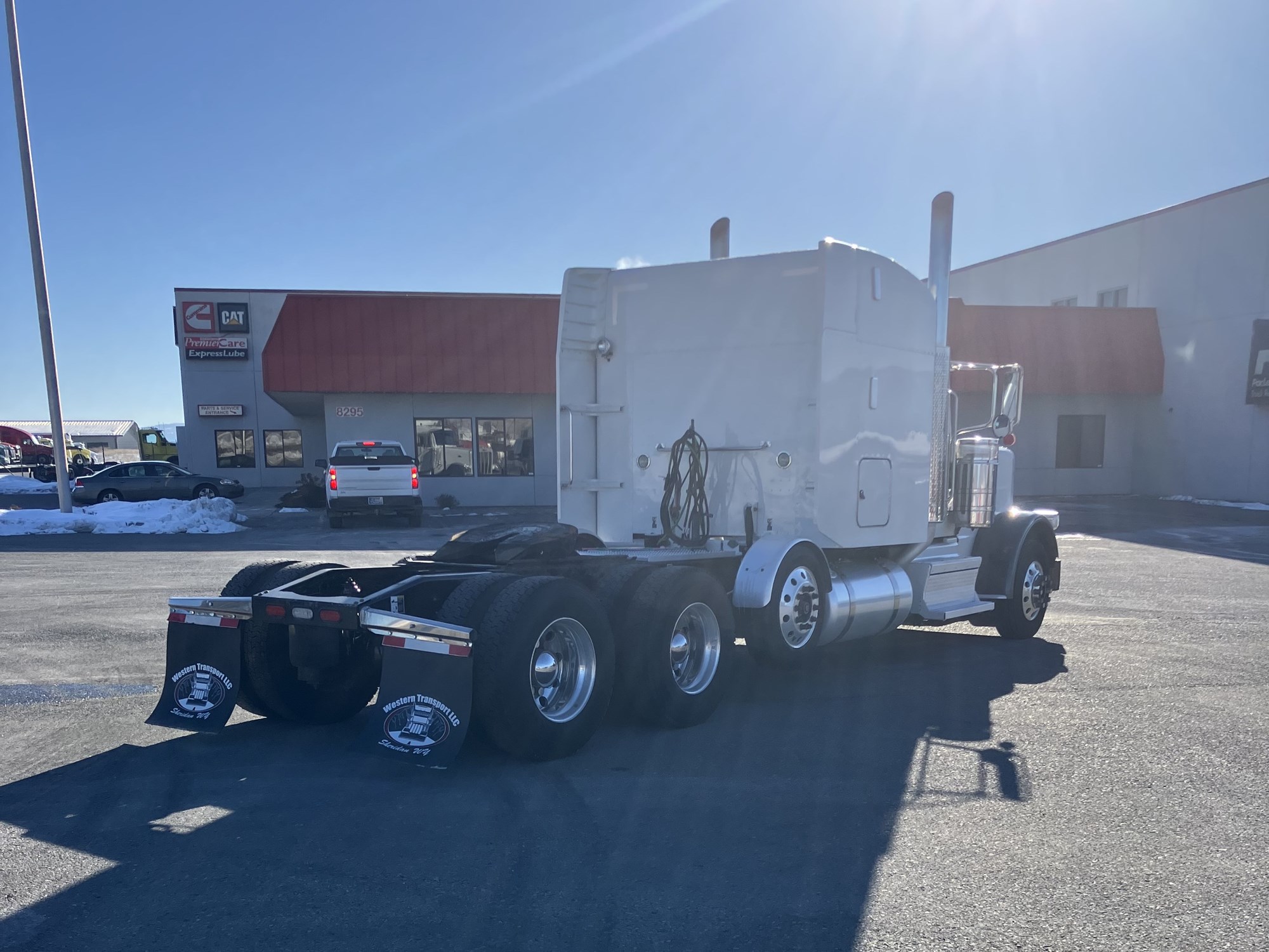 2021 Peterbilt 389 - image 4 of 6