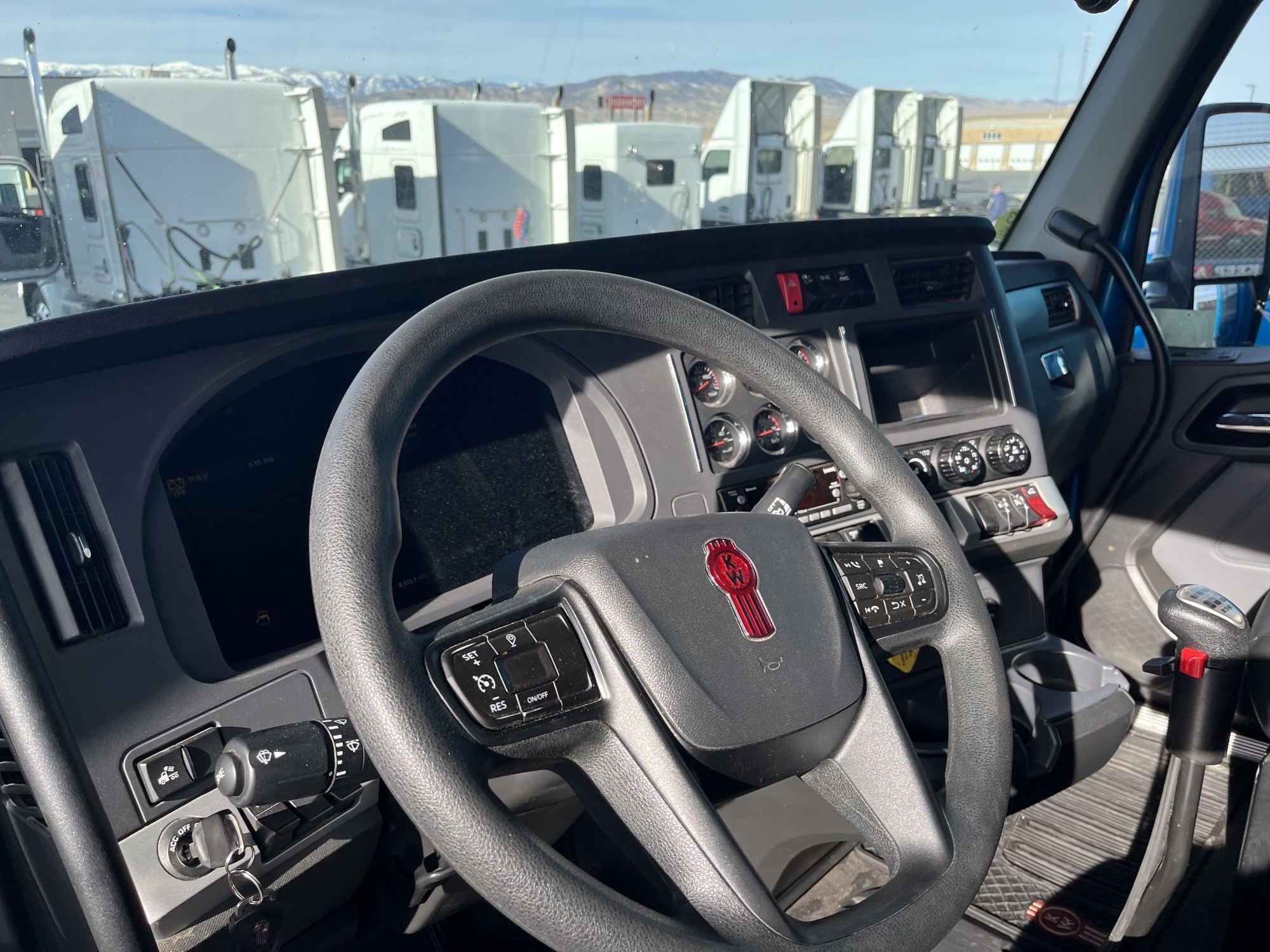 2022 Kenworth T680 - image 3 of 6