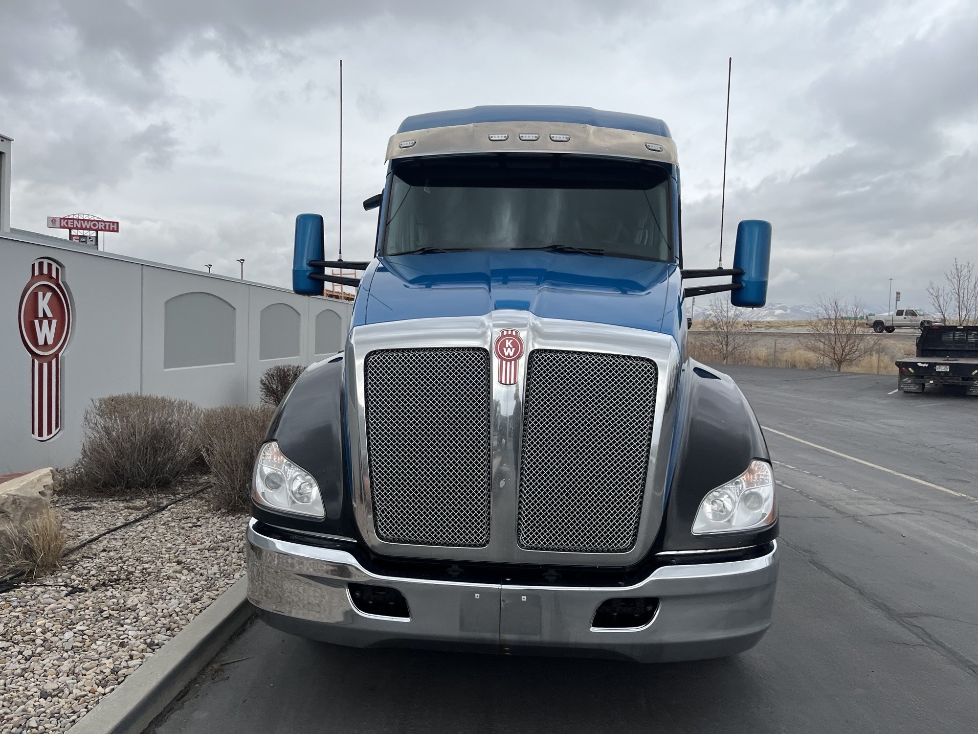 2022 Kenworth T680 - image 3 of 6