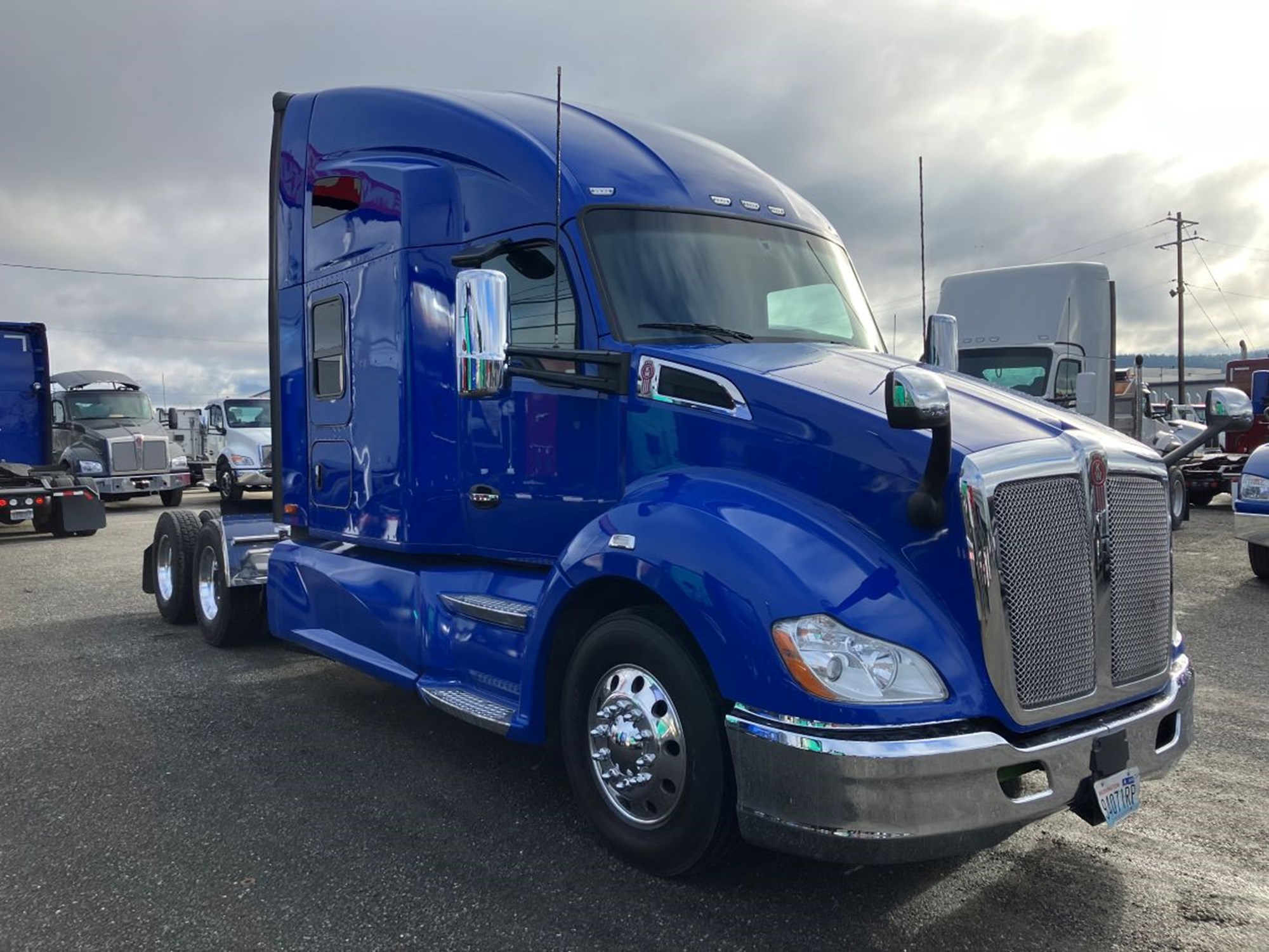 2022 Kenworth T680 - image 2 of 6