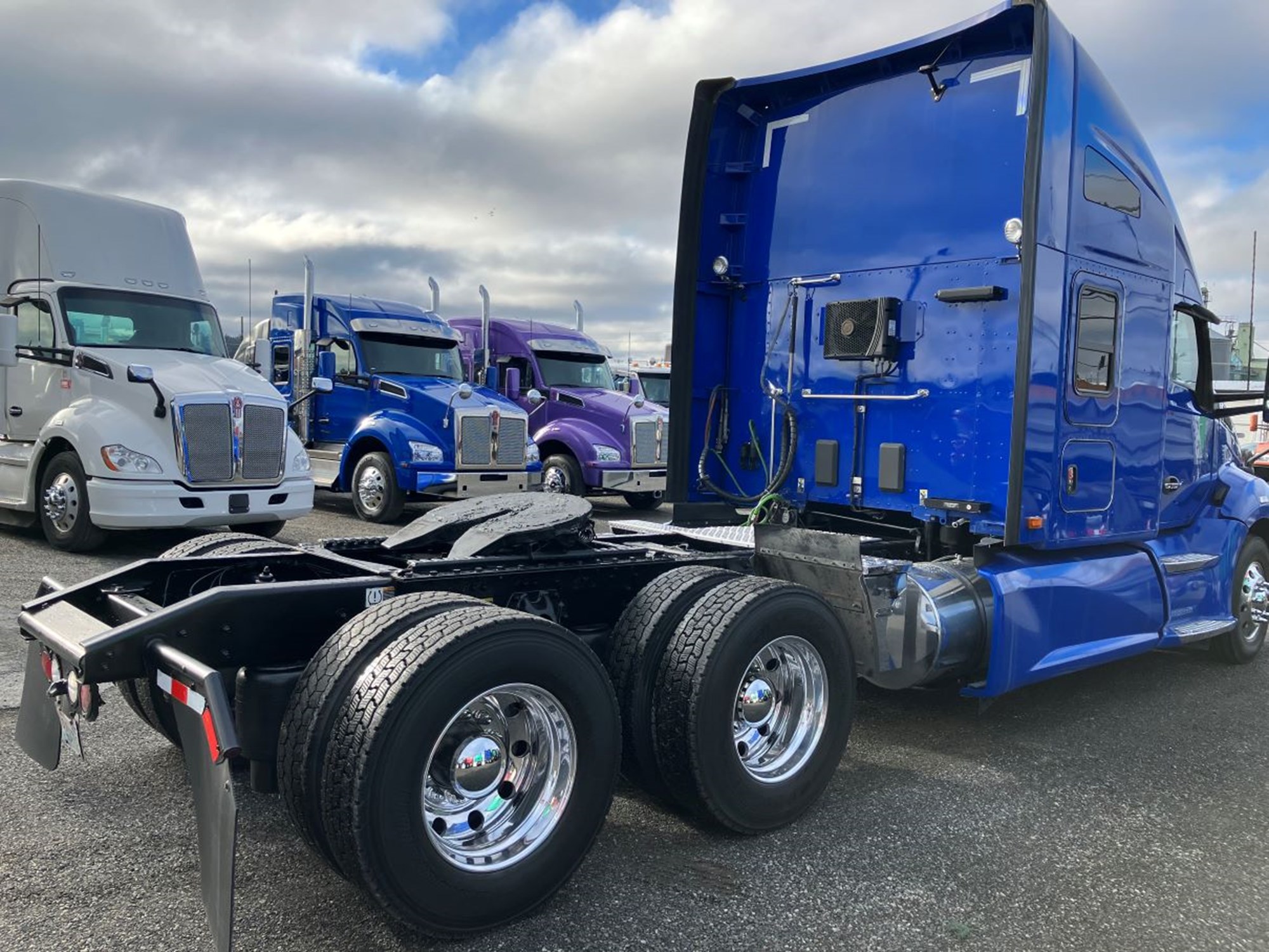 2022 Kenworth T680 - image 3 of 6