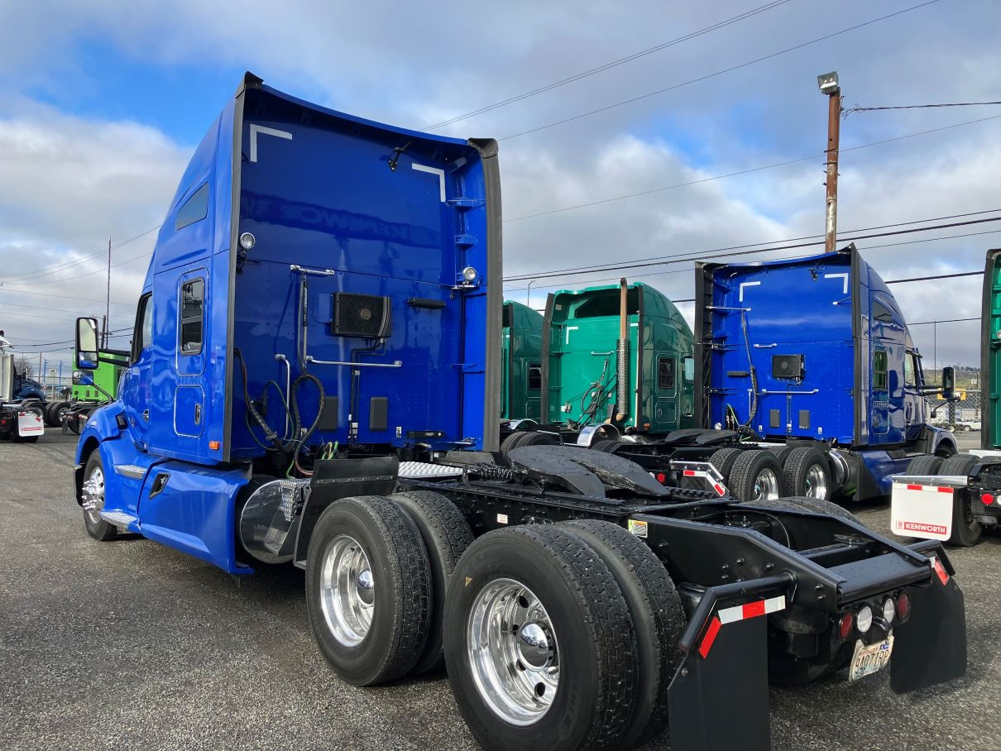 2022 Kenworth T680 - image 4 of 6