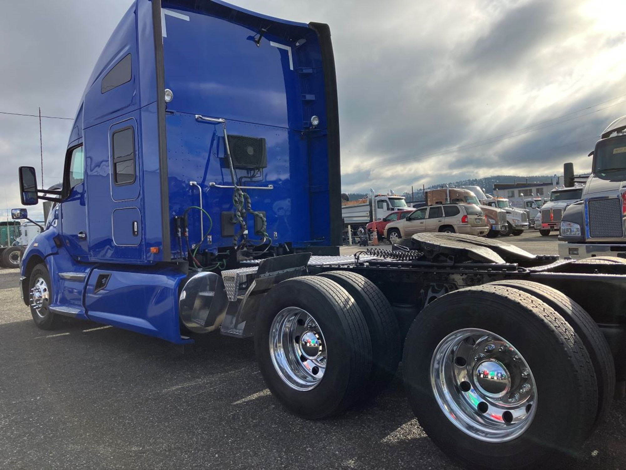 2022 Kenworth T680 - image 3 of 6