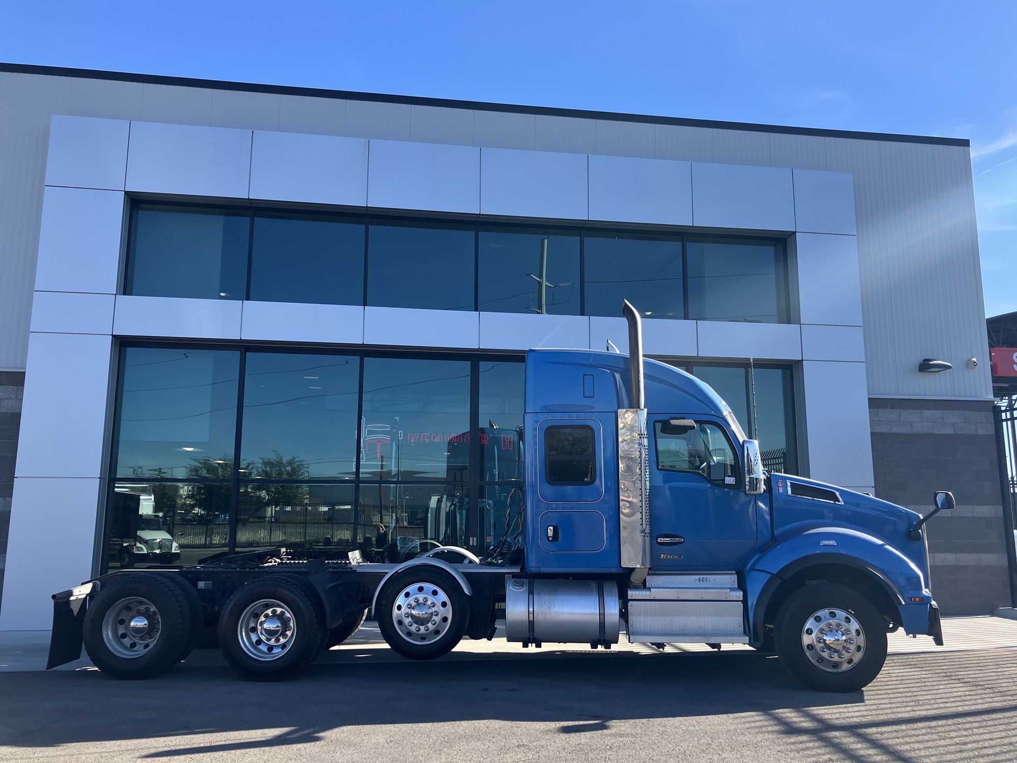 2022 Kenworth T880 - image 2 of 6