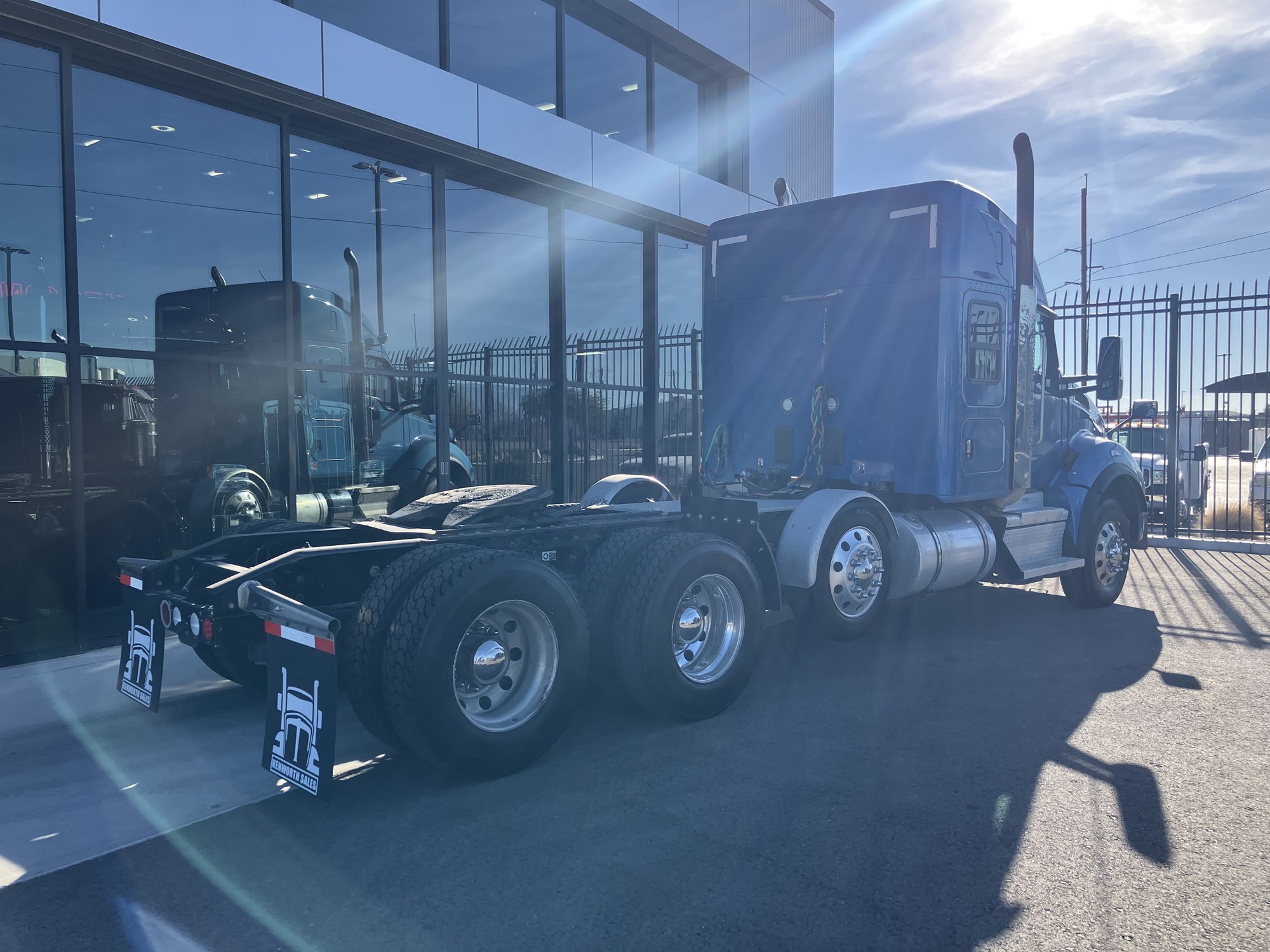 2022 Kenworth T880 - image 3 of 6