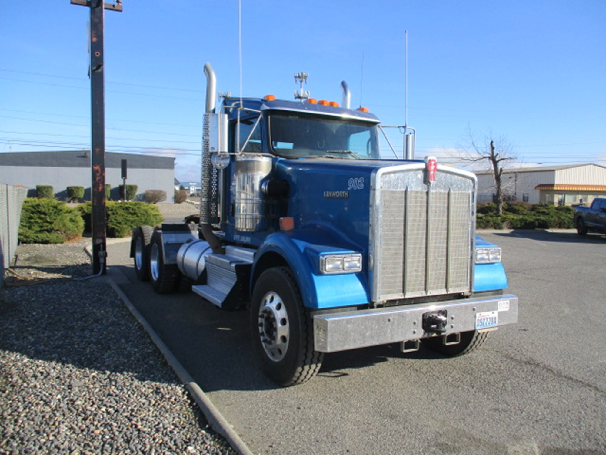 2023 Kenworth W900 - image 2 of 6