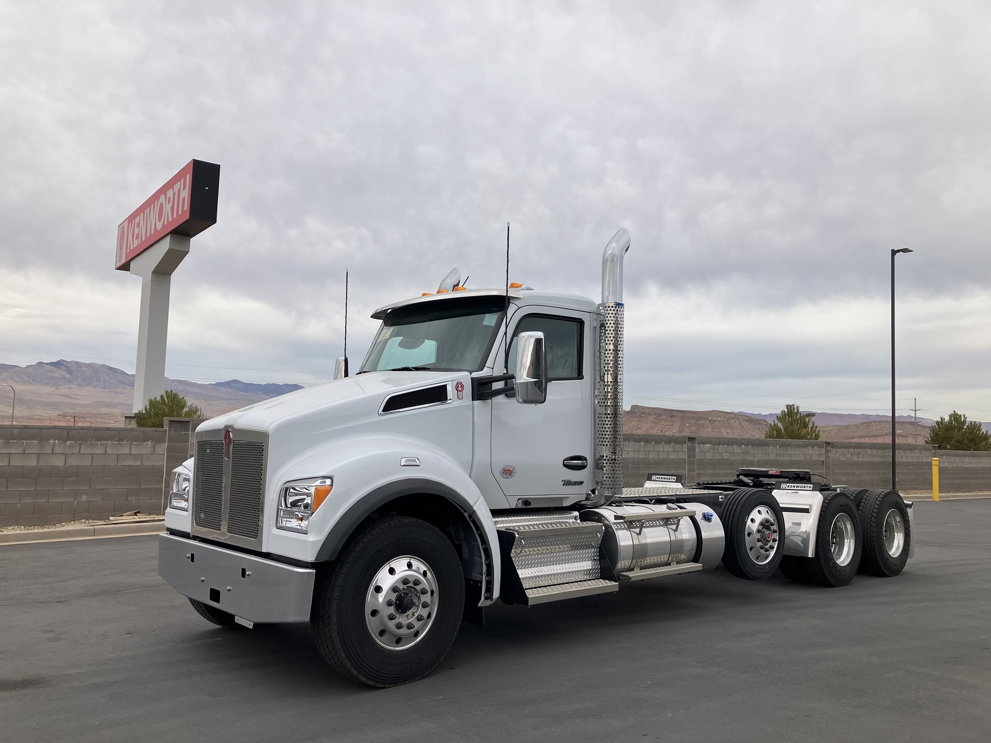 2025 Kenworth T880 - image 1 of 6