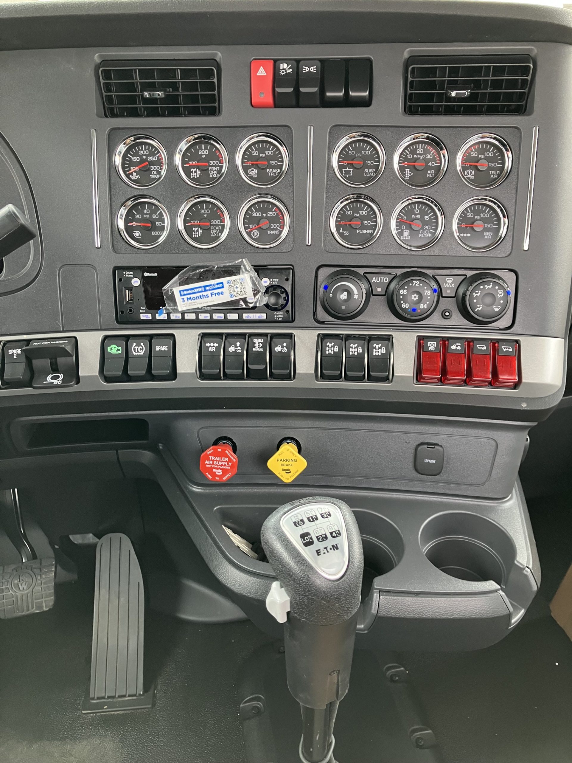 2025 Kenworth T880 - image 2 of 6