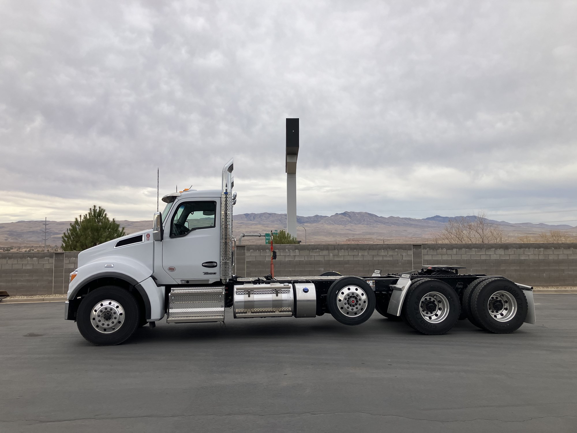 2025 Kenworth T880 - image 6 of 6