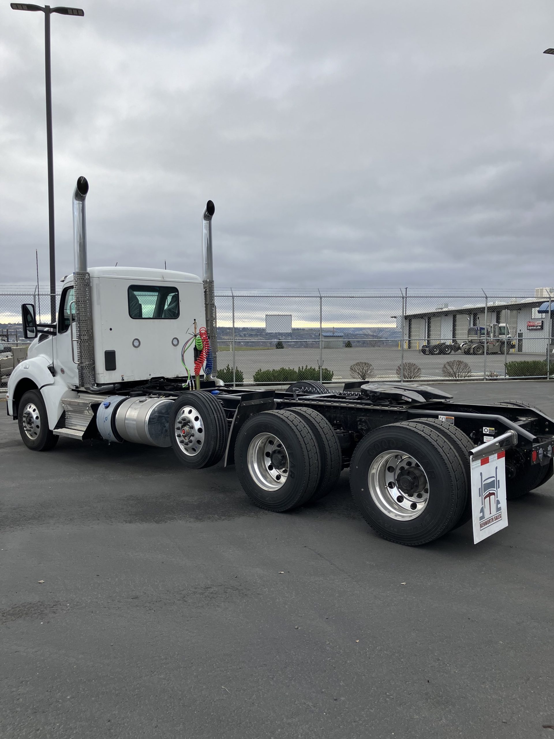 2025 Kenworth T880 - image 4 of 6