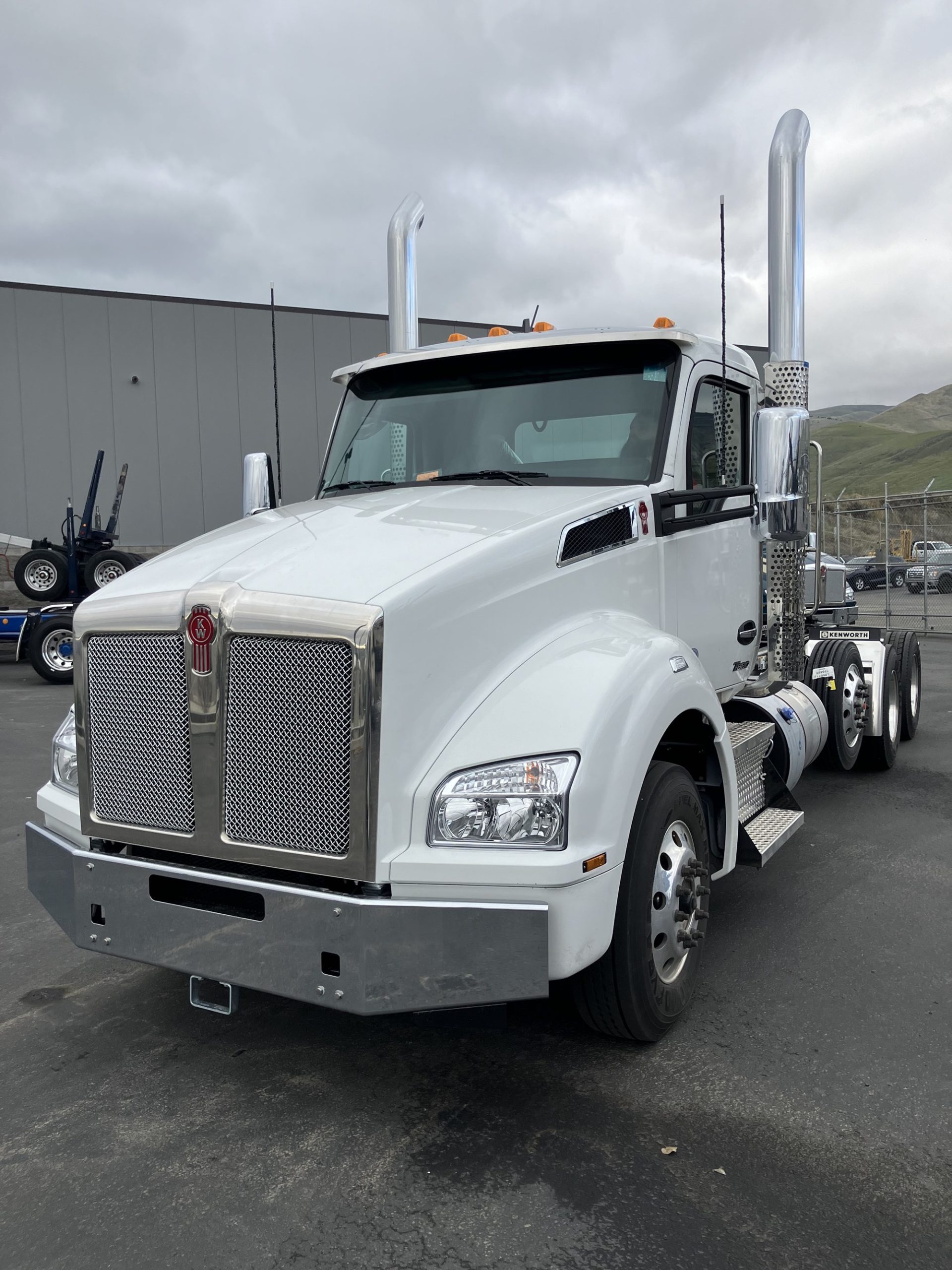 2025 Kenworth T880 - image 1 of 6