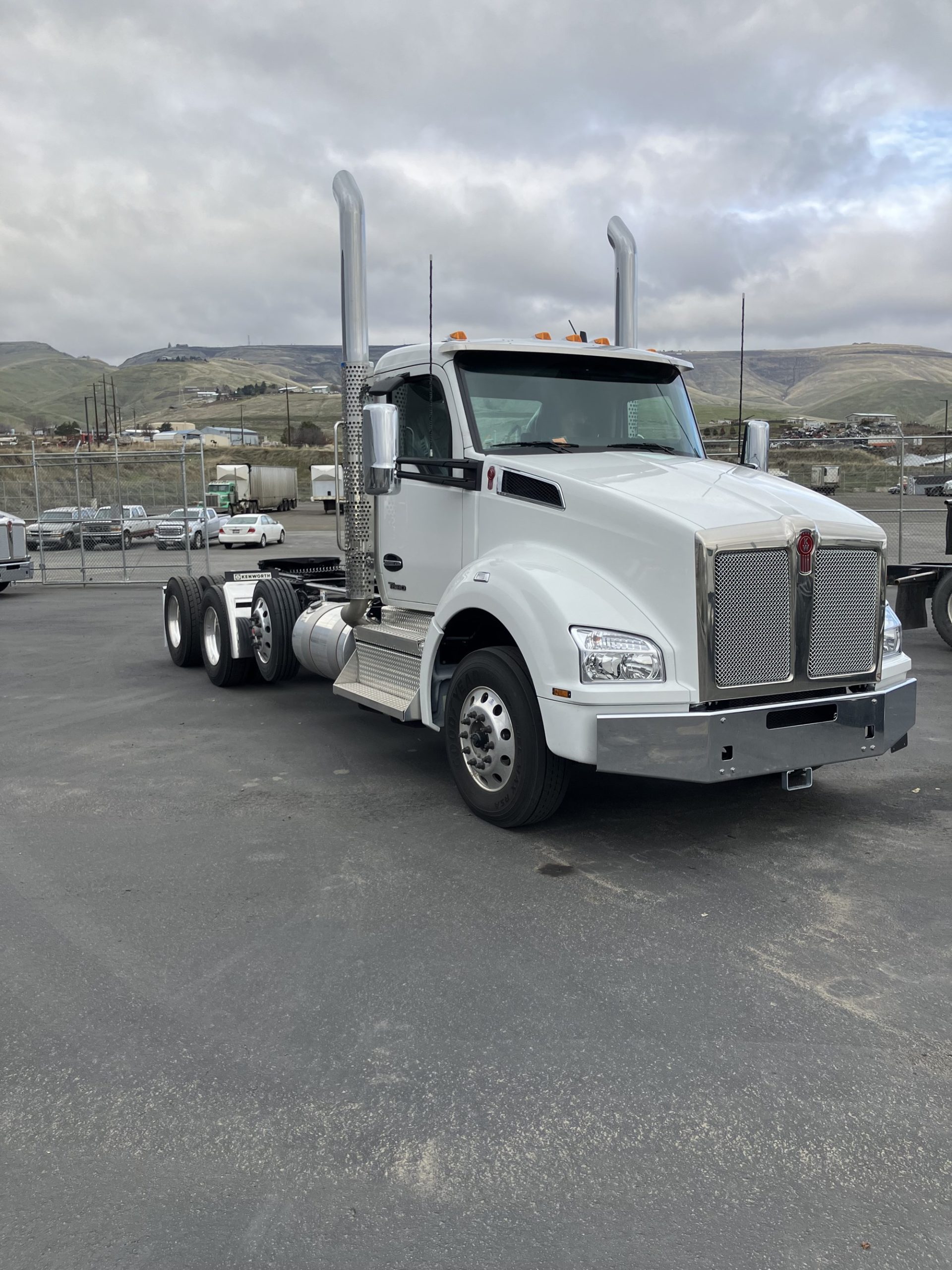 2025 Kenworth T880 - image 2 of 6