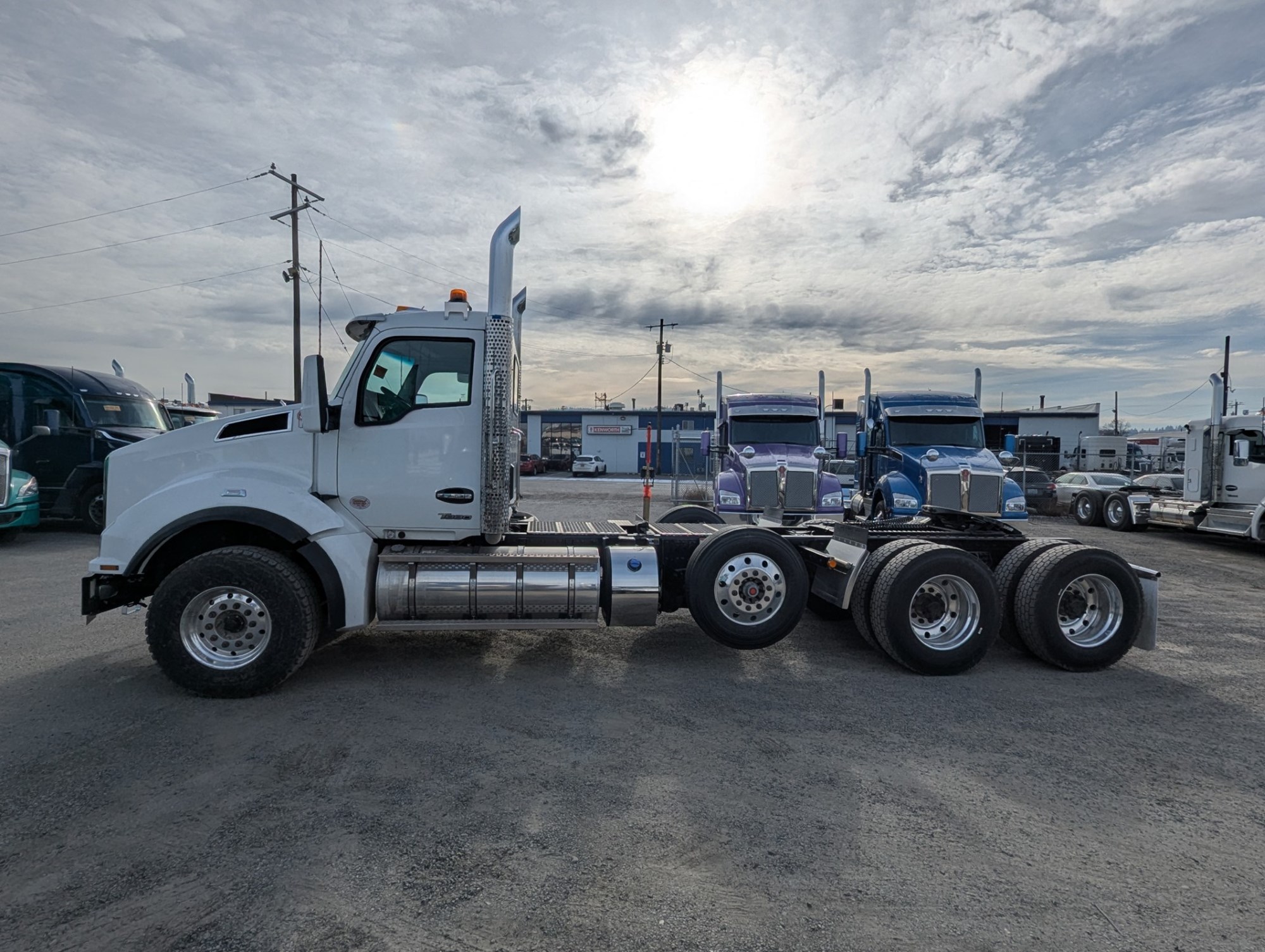 2025 Kenworth T880 - image 1 of 6