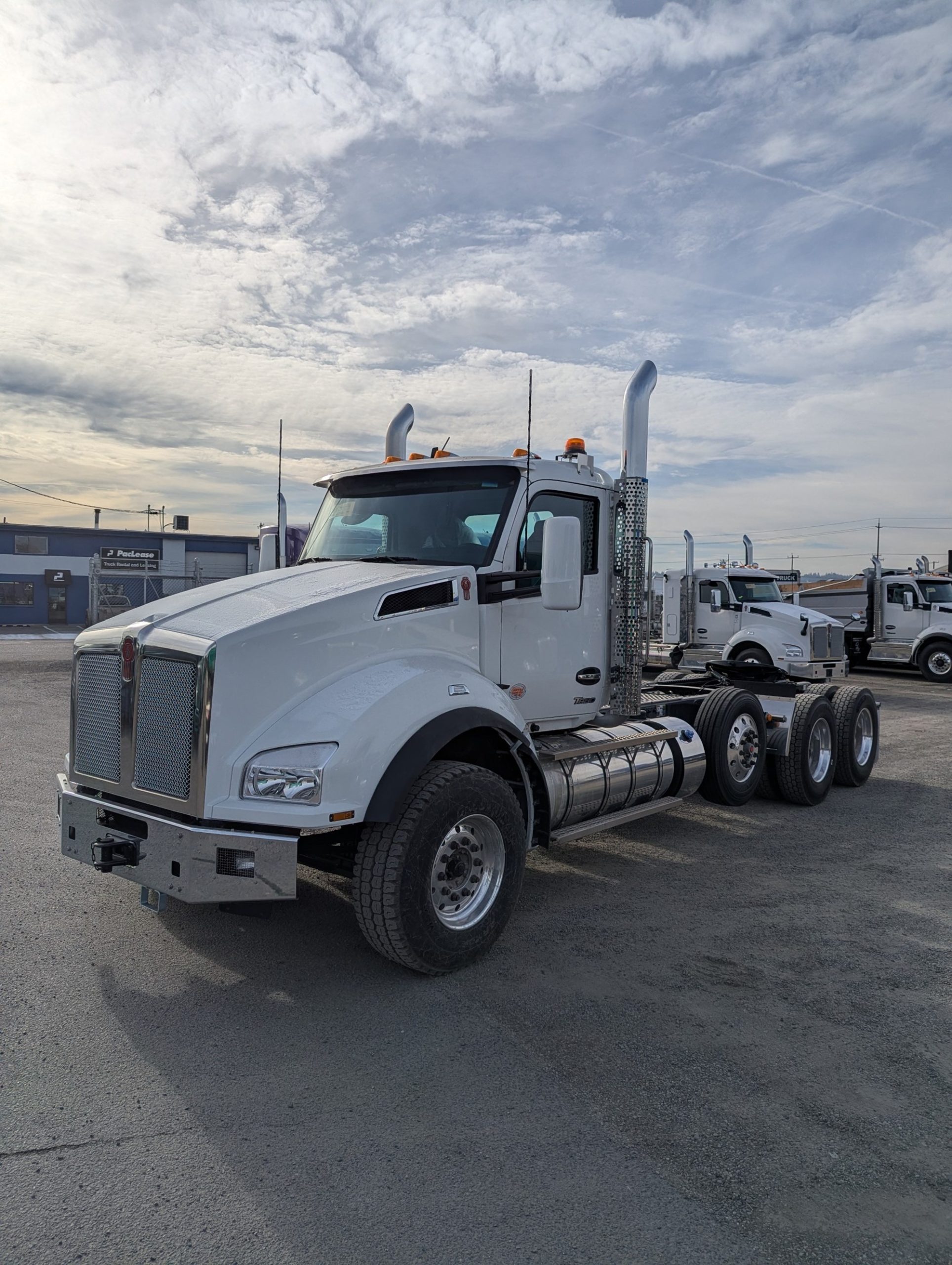 2025 Kenworth T880 - image 3 of 6