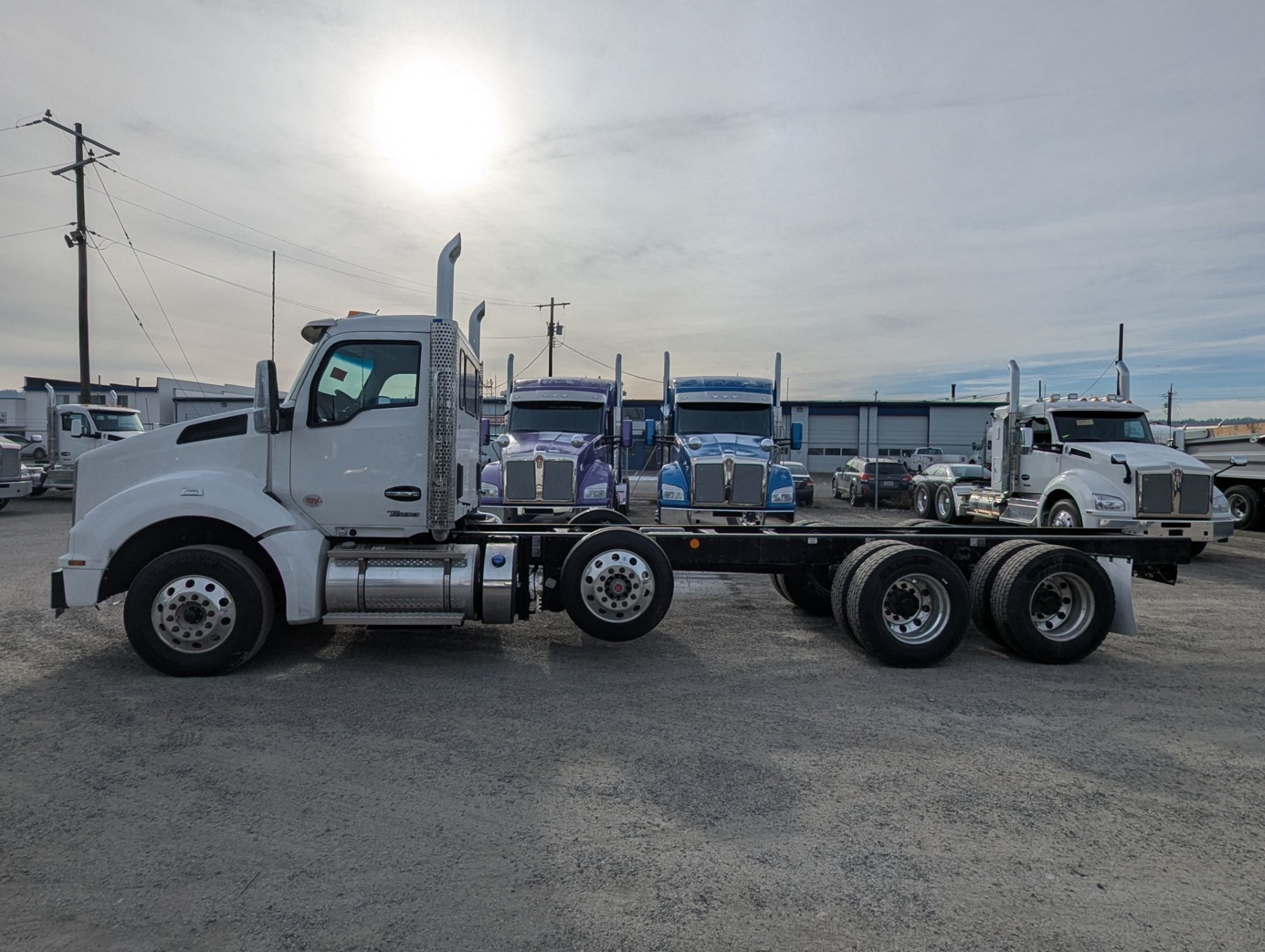 2025 Kenworth T880 - image 2 of 6