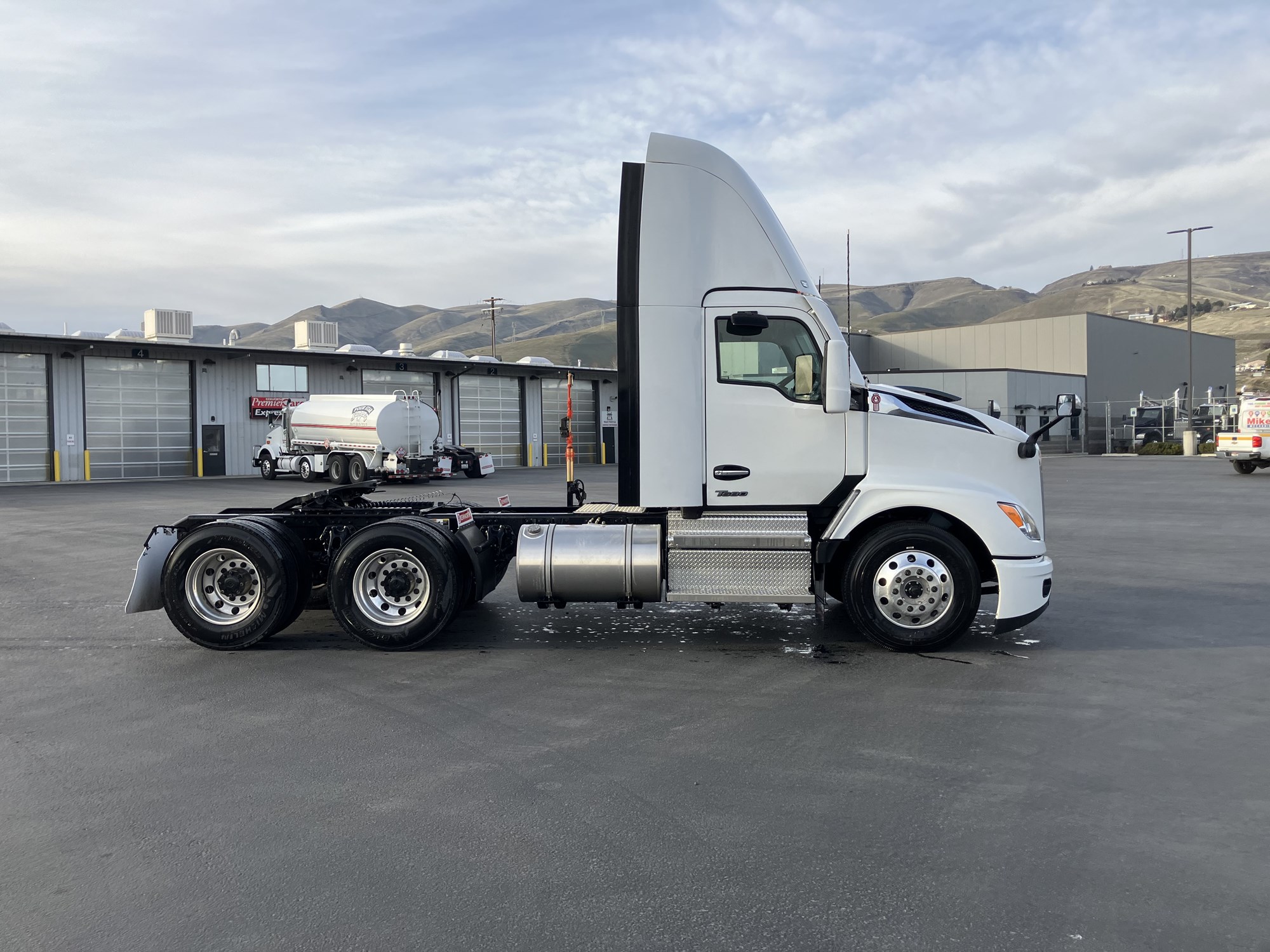 2025 Kenworth T680 Next Gen - image 2 of 6