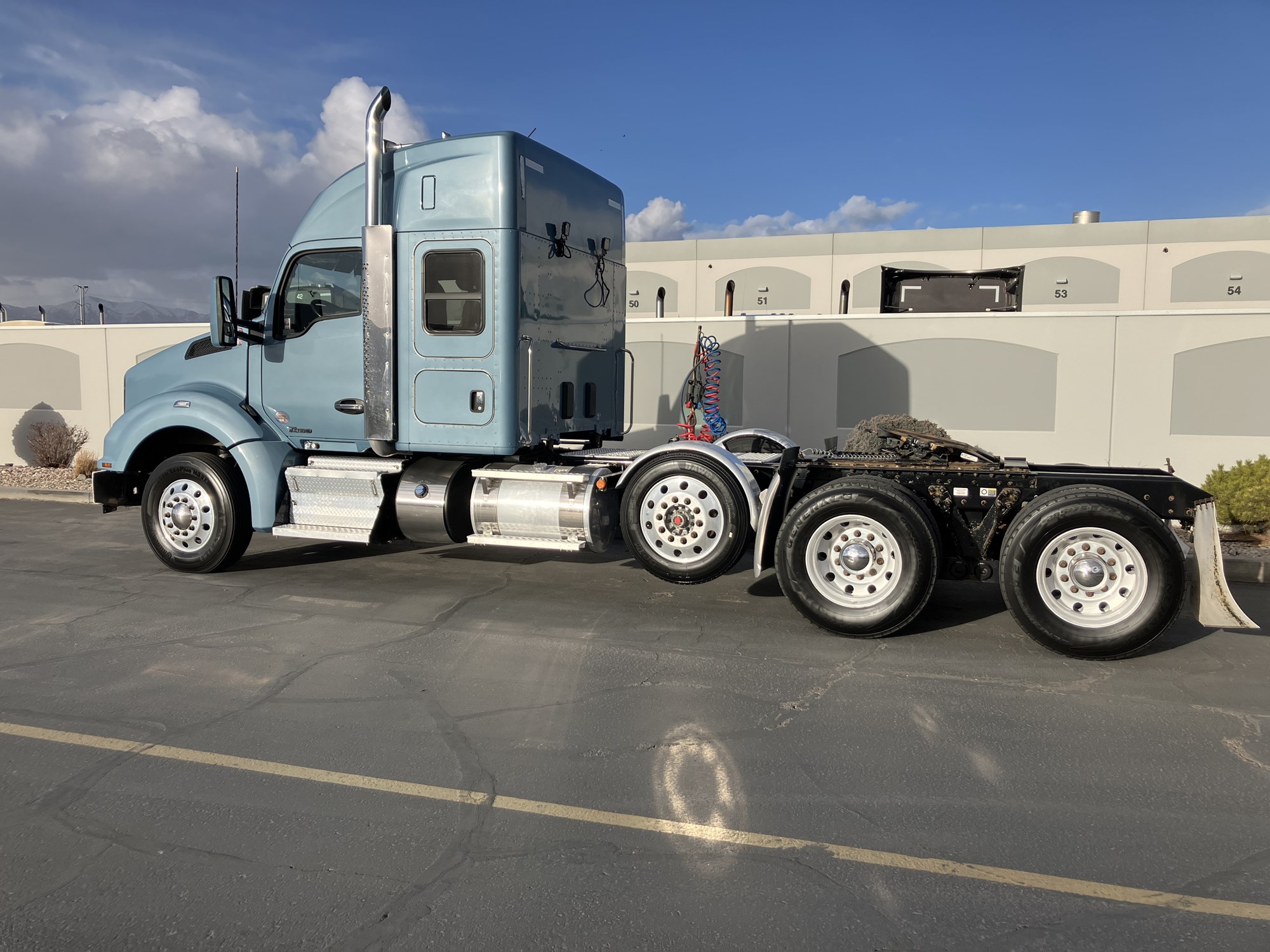 2020 Kenworth T880 - image 2 of 6