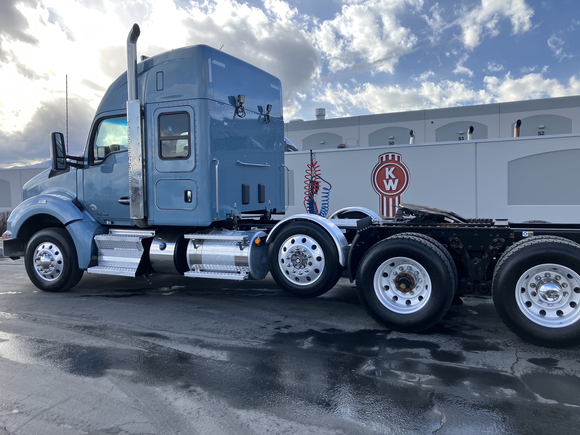 2020 Kenworth T880 - image 2 of 6