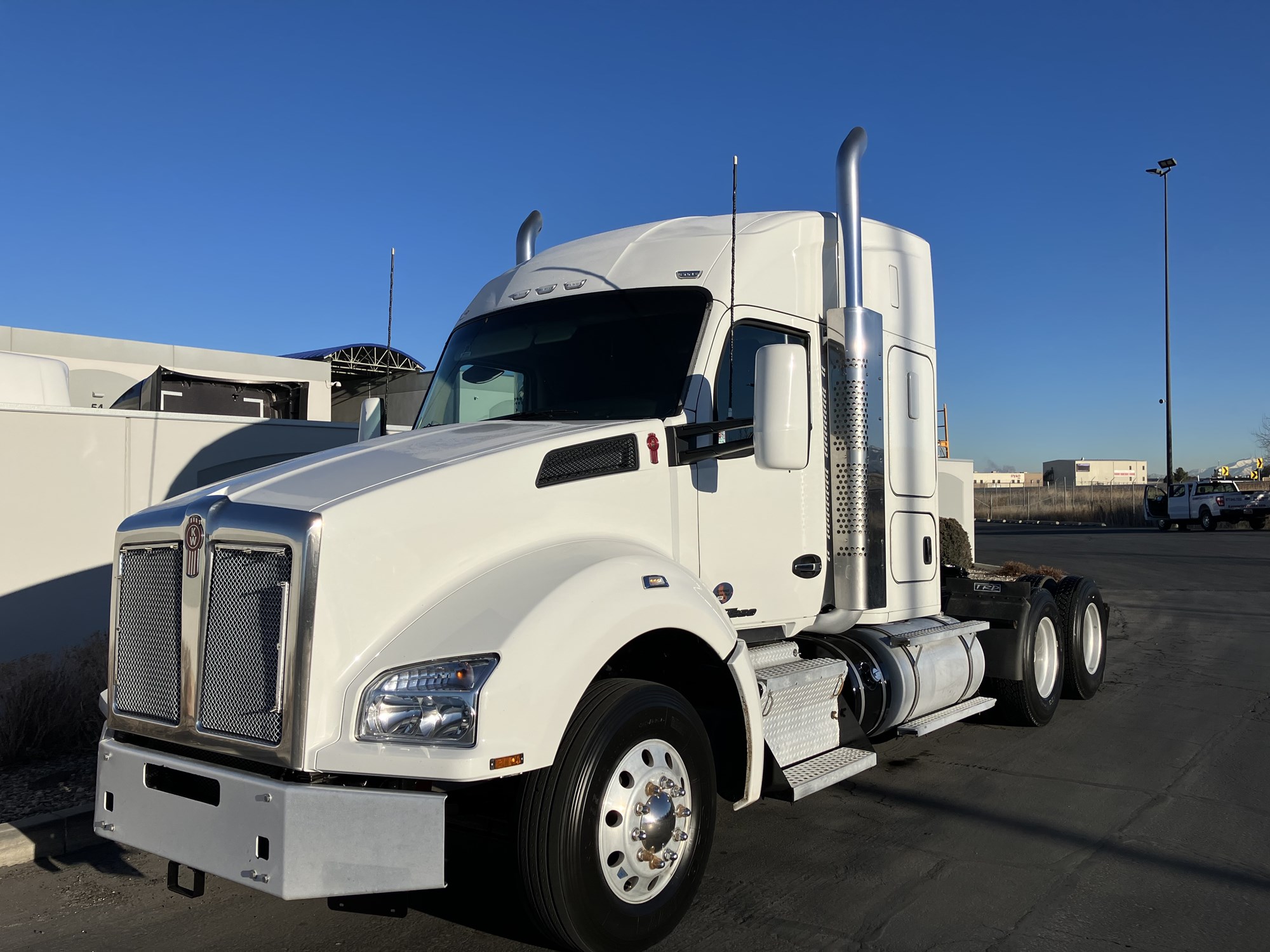 2021 Kenworth T880 - image 2 of 6