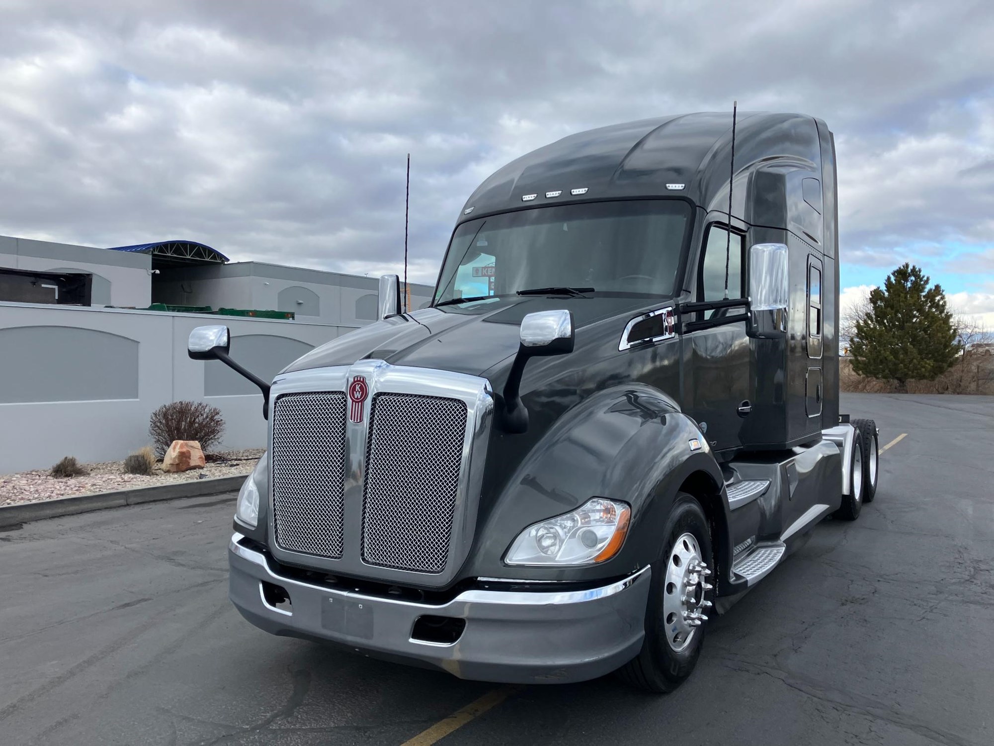 2022 Kenworth T680 - image 2 of 6