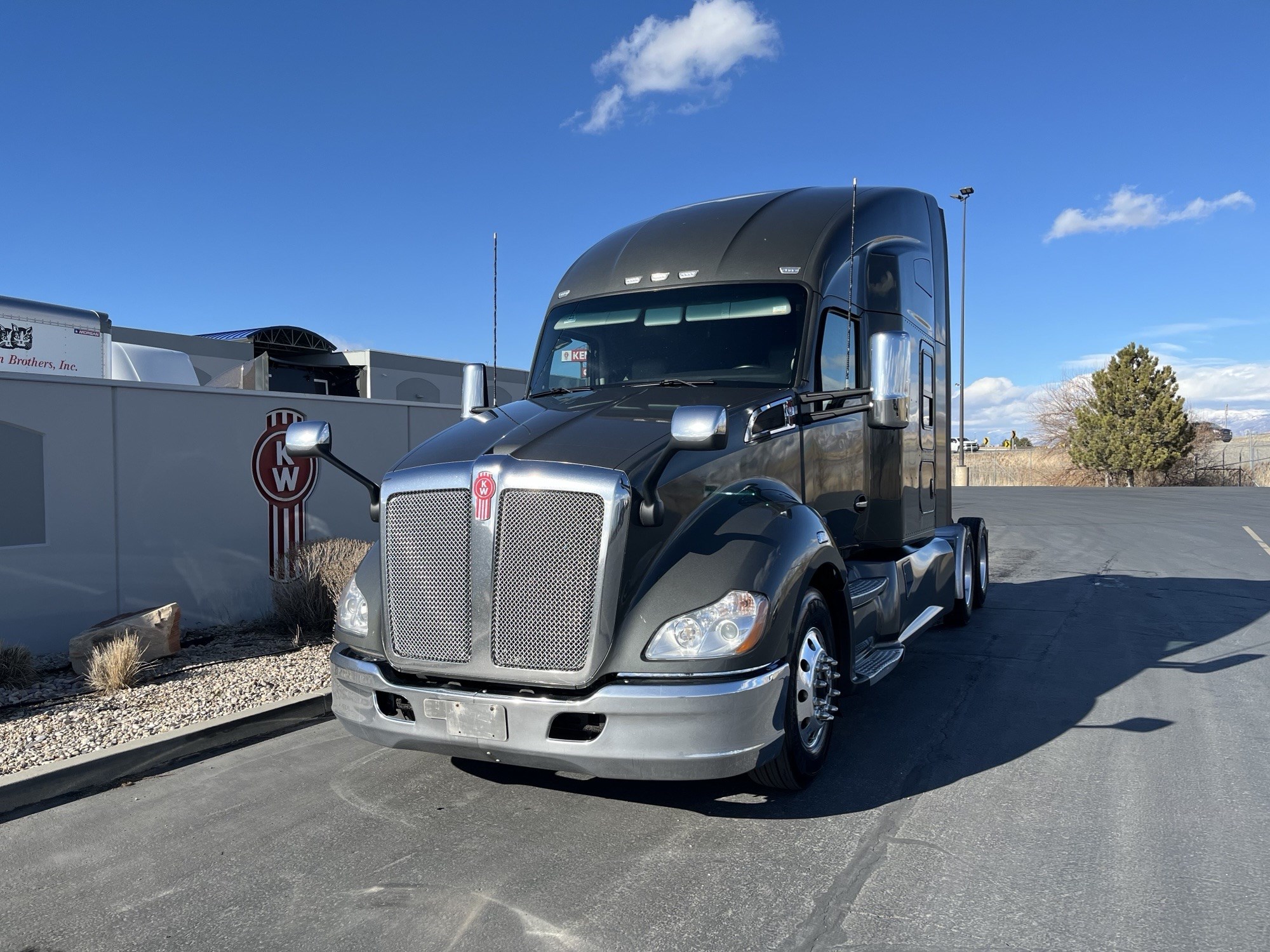 2022 Kenworth T680 - image 2 of 6