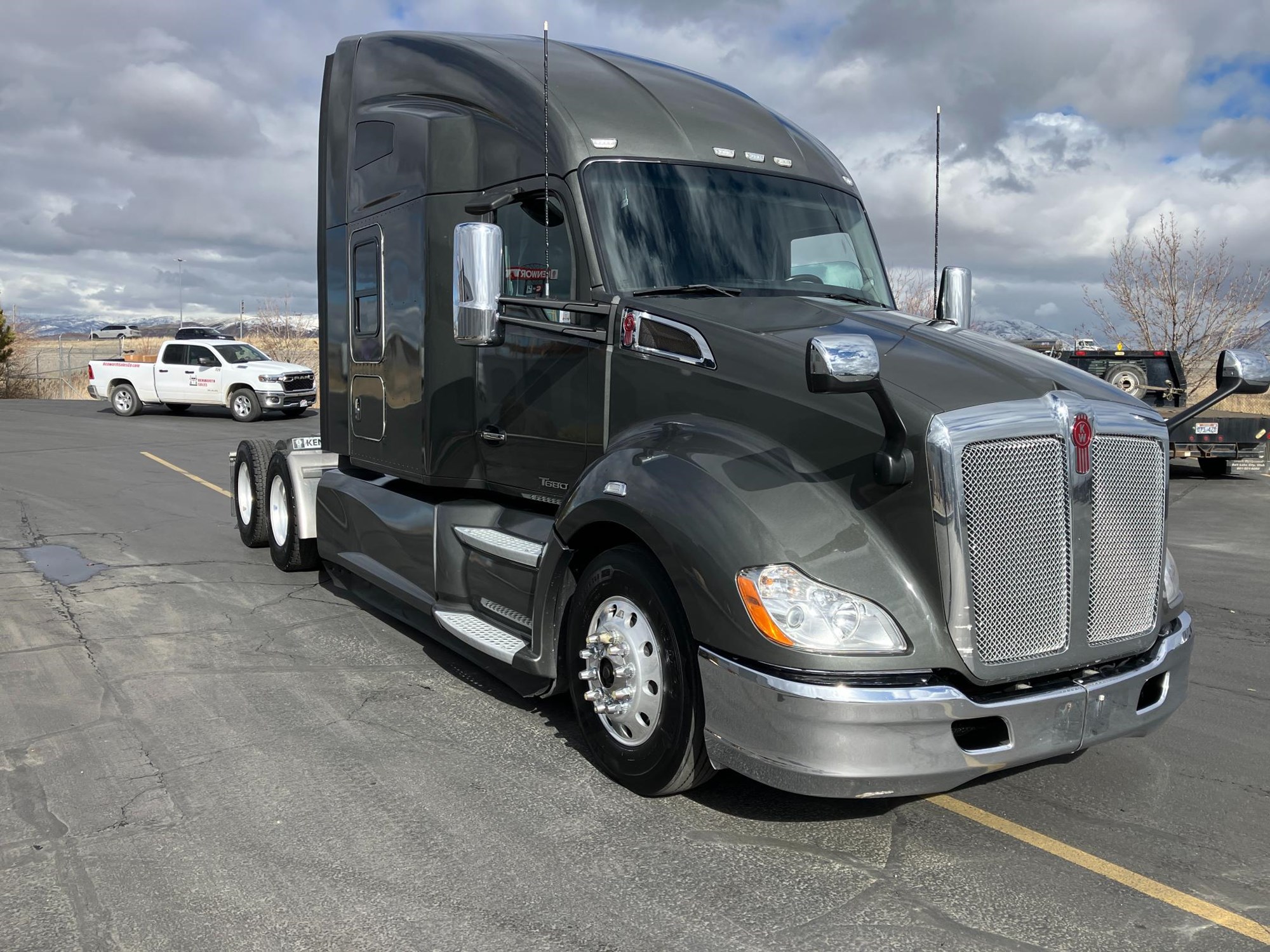 2022 Kenworth T680 - image 3 of 6