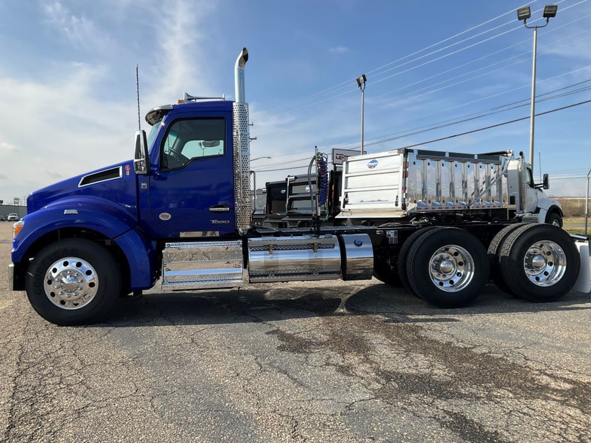 2026 Kenworth T880 - image 2 of 6