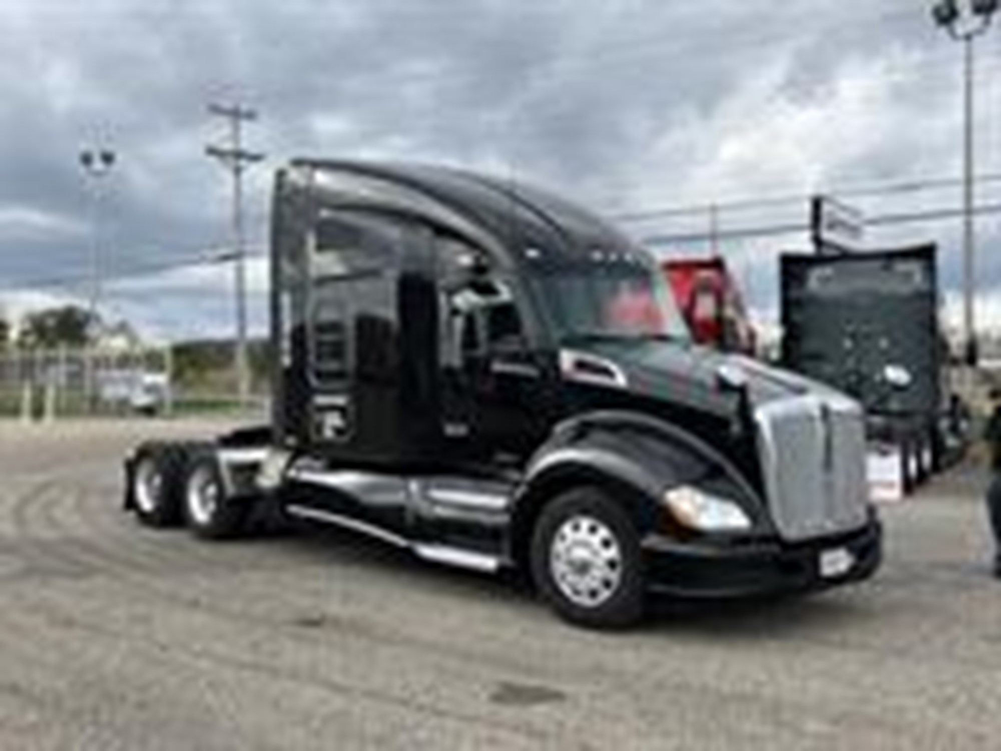 2017 Kenworth T680 - image 2 of 6