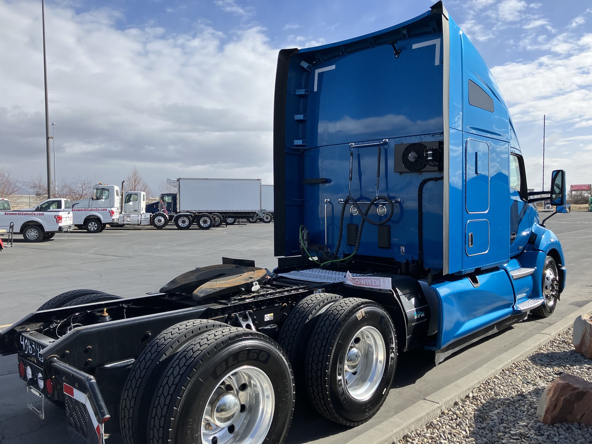 2020 Kenworth T680 - image 5 of 6